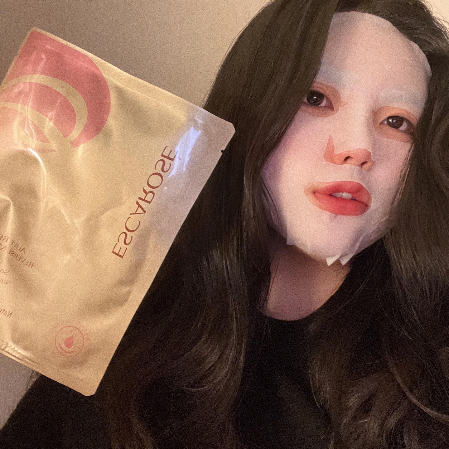 #협찬
⠀
어김없이 돌아오는 마스크 추천 시간,,,
현재 생리중이라 피부가 말도 못하게
뒤집어져씀다,,, 보통 이렇게 예민해지면
수분크림 한가득 발라서 케어하거나
조은 마스크팩 하나 붙이면
다음날 피부가 확 달라져있는데요
⠀
특히 요 제품은 근래 써본 친구들 중에
비포애프터가 분명한 아주 요물템이였습니다!
진정은 기본이고 피부탄력에 좋은
주름개선 기능성 마스크팩이라서
떼어낸 직후에 피부 만져보면
아주,,, 탱글탱글합니다🍮,,,
다음날 메이크업 할 때
파운데이션이 쫀쫀하게
잘 먹어서 어디 중요한 날 전에
하나 해주심,,, 백빵입니닷,,,
그리고 개인적으로 마스크팩은
밀착력이 중요하다고 생각하는데
아주 볼에 챡 감싸는 제품이라
피부가 더더욱 수분을 머금는 것 같아요!
그리고 패키지도 고급스러워서
부모님이나 선물용으로도
아주 좋을 것 같습니당 😉
⠀
#협찬 #에스까로제 #기능성마스크팩추천 #안티에이징마스크팩 #리프팅마스크추천 #엄마랑피부관리 #홈에스테틱케어 #피부탄력관리끝판왕 #피부탄력개선효과 #led마스크팩추천 #갈바닉마스크팩후기 #화장잘먹템 #스네일마스크팩 #달팽이마스크팩 #피부화장잘먹는법 #메이크업잘된날 #마스크팩선물좋아요 #집에서피부관리중 #간편한피부관리