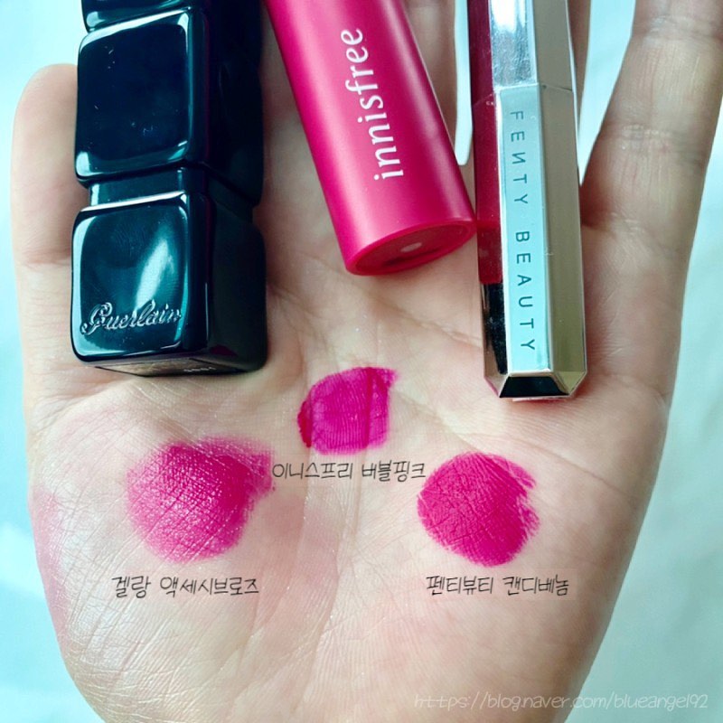 #내돈내산 쿨핑크립스틱 마젠타립스틱 비교발색

안녕하세요 제리입니다:)
밀린 리뷰를 하나씩 올려보려 하는데...
블로그 올릴것도 거의 다 떨어진 현실이라 슬프네요ㅠㅠ
마스크때문에 잘 쓰진 않지만 컬러는 예쁜 쿨핑크 립스틱 비교발색 올려요

💄겔랑 키스키스 액세시브 로즈
크리미립스틱이라 쫀쫀 촉촉하게 발려요
지속력은 별로라서 틴트랑 쓰게되네요ㅠ

💄이니스프리 비비드 코튼잉크 블러 버블핑크
보송하게 마무리되는 블러 리퀴드립
그라데이션이 간편해요
컬러와 입술 표현이 마음에 들어서 하나 더 쟁였어요!

💄펜티뷰티 매트모아젤 립스틱 캔디베놈
매트하게 발리는 립스틱
얇아서 바르기는 편한데 정가대비 용량이 별로라 50% 세일할 때 구매하시는 걸 추천드려요!

#쿨톤추천 #쿨핑크립스틱 #겔랑립스틱 #겔랑키스키스 #겔랑 #액세시브로즈 #크리미쉐이핑립컬러 #이니스프리 #비비드코튼잉크블러 #버블핑크 #펜티뷰티 #매트모아젤플러쉬매트립스틱 #캔디베놈 #펜티뷰티립스틱 #이니스프리틴트 #쿨핑크틴트 #쿨톤틴트 #겨울쿨톤립스틱 #여름쿨톤립스틱