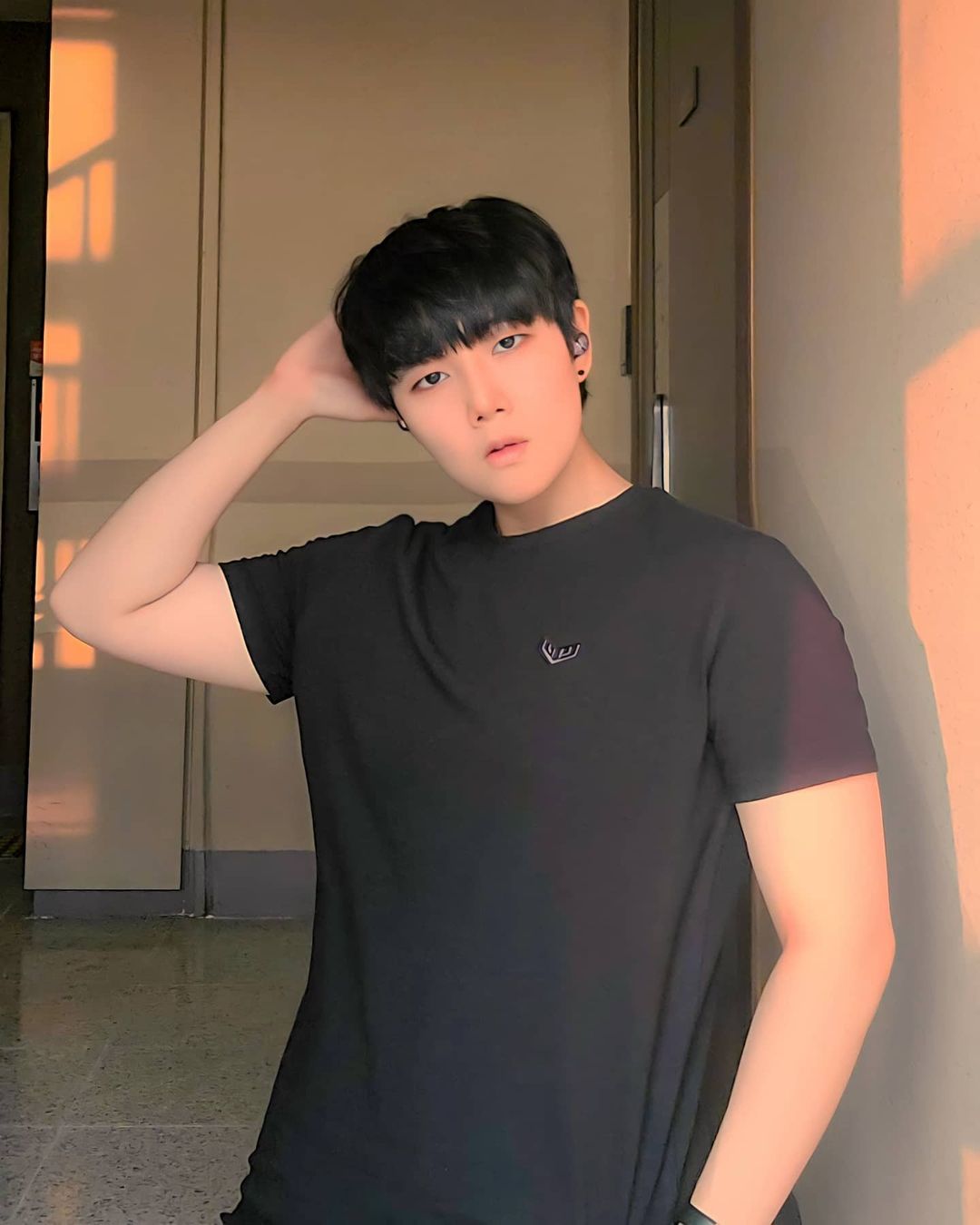 김시현 on Instagram: “#협찬 [staggered] HEAVY COTTON MODAL T-SHIRTS 헬스 다닌지 약 6개월 정도 되어가는 헬린이가 짐웨어 협찬을 받았습니다ㅠㅠ . 우선 가볍고 편한건 기본이고 소재긴 좋은거 같아요