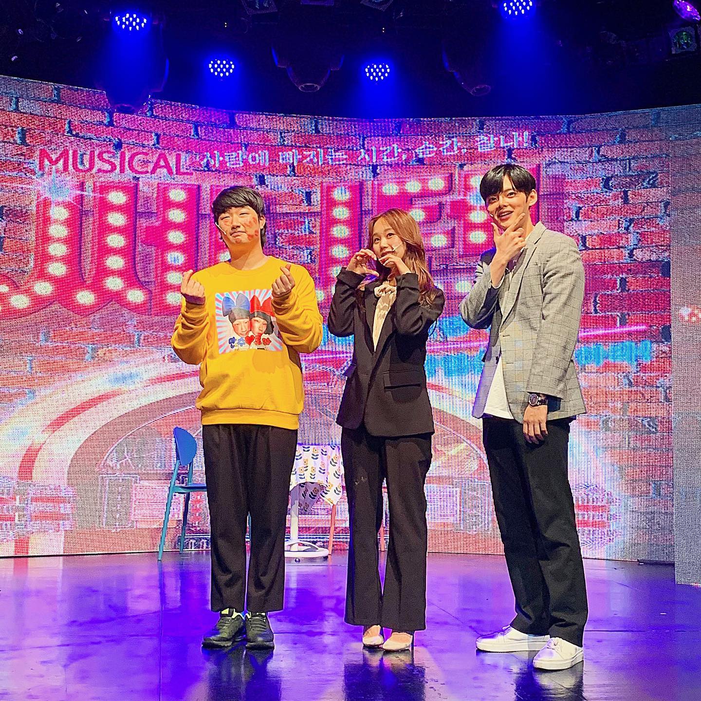 #업체로부터제공받은제품입니다 hamacompany 
Day 106./ 인생 첫 연극 뮤지컬 써니텐!

전화번호 : 02-766-0830
영업시간 : 오전 11시~오후 6시
공연시간 : 5시 혹은 5시 30분부터

❤이번엔 색다르게 일상 리뷰로 돌아왔습니다 ㅎㅎ 바로 대학로 연극 뮤지컬이에요! 평소에 대학로가서 연극을 즐겨보긴 했지만 연극만 봤었는데 이번에 딱 연극을 보러가는 찰나에 뮤지컬을 볼수 있는 기회가 생겨서 바로 달려갔어요 ㅎㅎ

🧡이날 엄청 비가 많이 왔었는데 너무 기대돼서 전혀 영향을 안주더라구요. 매표소가 열릴때까지 열심히 기다리다가 들어갔어요 ㅎㅎ 빨리 가서 자리도 꽤나 앞자리에 앉아서 너무 기분이 좋더라구요.

💛뮤지컬 써니텐은 90년대 추억의 노래를 배경으로 한 러브 스토리에요! 우리 주인공 분들은 세분이셨는데 사진 맨 왼쪽에 있는 분이 여러역할을 하세요! 여자역할부터 아버지 팀장 등등.. 진짜 살신성인으로 옷 갈아입으시고 뛰어다니시는데 그 와중에도 애드리브에 연기에 춤 노래까지.. 엄청난 씬스틸러 분이셨어요.

💚그리고 중간과 오른쪽에 계신 두분이 주인공이신데 훈남 훈녀의 얼굴에 춤과 노래까지 기가막히게 잘하세요! 보는내내 소름이 돋더라구요. 공연시간은 100분으로 쉴틈없이 장면이 전환되면서 이어지는데 시간가는줄 모르게 웃으며 봤어요.

💙연극이라는게 호응이 중요한데 소리가 적어질때마다 호응도 재치있게 잘 살리시더라구요. 연극의 매력은 배우들과 가까운 거리에서 눈을 마주치며 한편의 드라마를 보는것 같아요. 저도 그래서 연극이 정말 좋아하는 취미랍니다. ㅎㅎ

💜특히나 뮤지컬 써니텐은 20대 이상의분들이시거나 옛날 노래를 잘 아신다면 함께 노래를 부르고 박수치며 즐길수 있는 90년대 노래들로 이루어져 있어서 더욱 즐거운 시간을 보낼수 있어요!

🖤남자친구는 태어나서 연극도 뮤지컬도 처음 봤는데 저보다 더 웃으면서 재미있게 즐기곤 흠뻑 빠져서 다음에도 오자고 하더라구요 ㅎㅎ 아직도 연극을 안보신 분들이 계신다면 써니텐!! 바로 예매하러 고고 하시죠~!

구매링크 👉🏻https://smartstore.naver.com/hama_trustgirl/products/4598457258

#대학로뮤지컬 #대학로연극 #뮤지컬써니텐 #써니텐 #대학로데이트 #대학로가볼만한곳 #대학로놀거리 #하마컴퍼니 #서울데이트 #데이트코스 #주말데이트 #이색데이트 #대학로데이트코스 #문화생활 #데이트 #연극 #뮤지컬