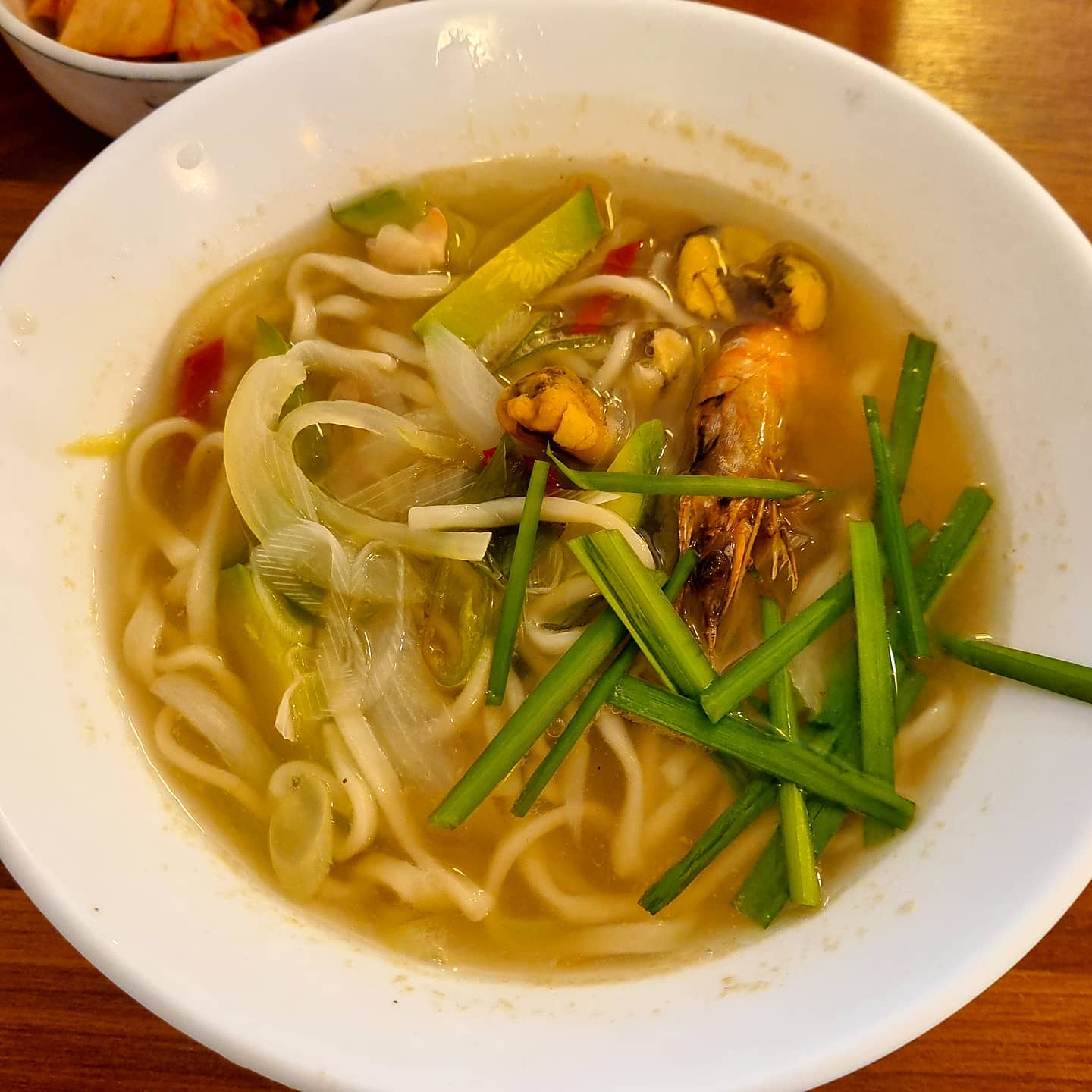 💫 #서촌맛집 / 목원의 서촌가락 💫

🍜 해물 칼국수 (8000)

요즘 서촌에 꽂혔음 ( ͡╥ ͜ʖ ͡╥)
예쁜 골목이 가득한 서촌~
여기가 또 찐맛집이란 소문을 듣고 왔다 ㅎ
소담한 한식 & 막걸리집
난 점심이라 밥만 먹었지만
저녁에 와서 전이랑 막걸리랑 먹으면 대박일듯 ㅠ
가게가 좀 작아서 아쉽 ㅠㅠ인기 많아서 금방 자리가 모자람
가격도 저렴한데 넘 괜찮은 곳...또 가야지~

#냠냠린_서촌
#목원의서촌가락