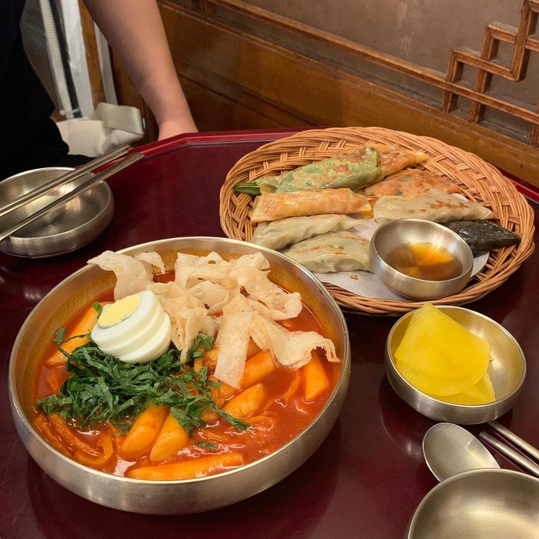 ♥️시공간의 맛집 여행♥️ on Instagram: “<익선동_ #창화당 > 맛있는 분식이 땡길 땐 역시 창화당. 사실 나는 엽떡, 신전 같은 밀떡파이기 때문에 창화당 떡볶이