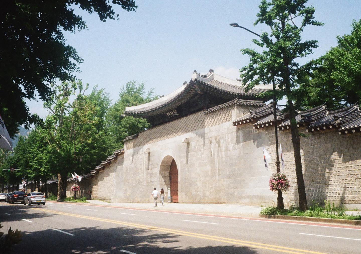 흑백사진으로 찍어두 이쁘게 나왔을 것 같은 영추문 사진입니다. Olympus Pen ee3-Kodak Colorplus 200
