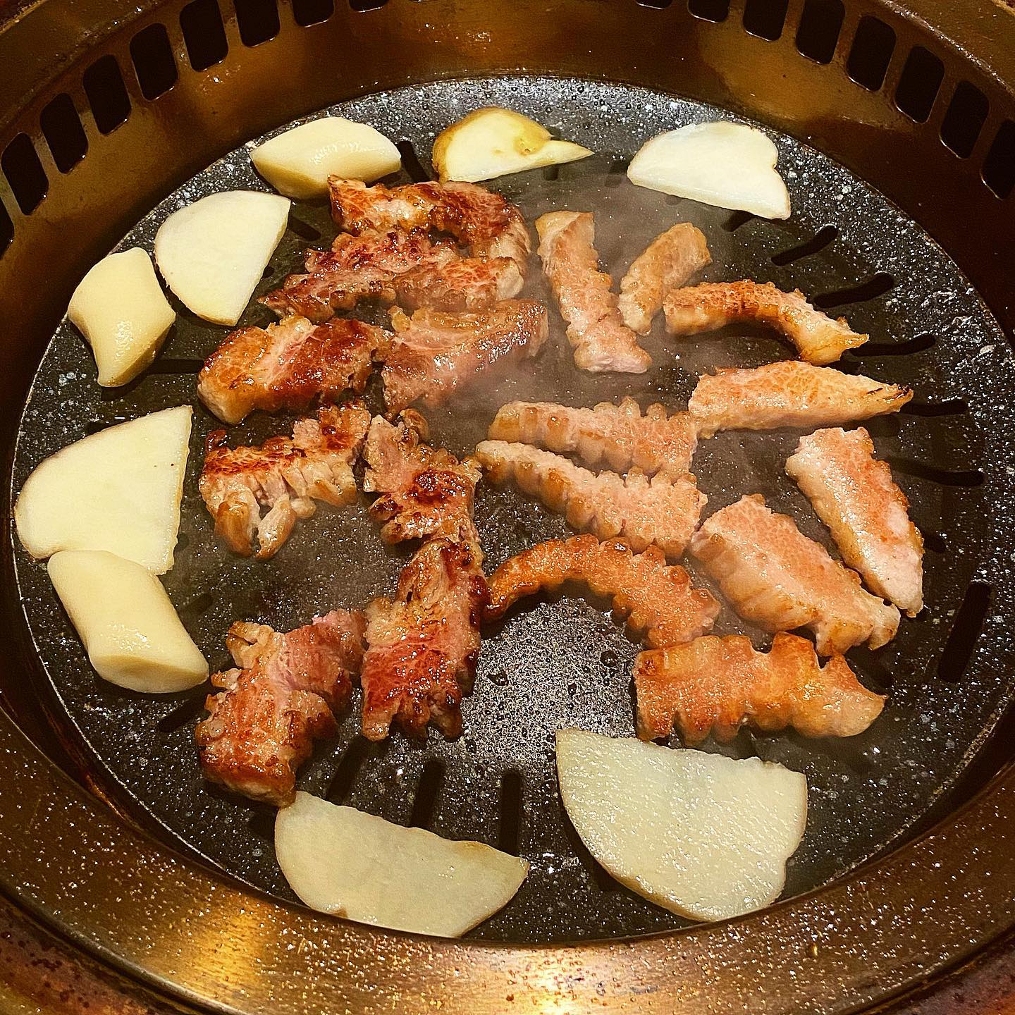 #두껍삼 #푸디지은_강남

고기가 진짜 좋기도 하고 숙성육이라 질기고 퍽퍽한게 전~혀 없었어요!!
너무 부드럽게 살살 넘어가니 확실이 좋은고기겠죠?!👍🏻
소스도 소금, 쌈장, 두껍삼의 특제소스 3가지여서 찍어먹는 재미도 있고 입맛을 개운하게 해줘서 이상하게 중독적인 맛!🤩
너무너무 좋아하는 와사비랑 같이 먹을 수도 있어서 좋았답니다❗️

또, 백김치, 파절임도 있어서 색다르게 먹을 수도 있고 감자랑 떡도 구워주셔서 중간중간 야무지게 욤욤 ㅇㅁㅇ😝

#협찬 #역삼역맛집 #역삼맛집 #역삼고기집 #역삼역고기집 #역삼역고깃집 #역삼삼겹살 #역삼삼겹살맛집 #역삼역3번출구맛집 #역삼역회식 #역삼회식추천 #역삼회식맛집 #두껌삼역삼점 #두껍삼삼겹살 #두껍삼