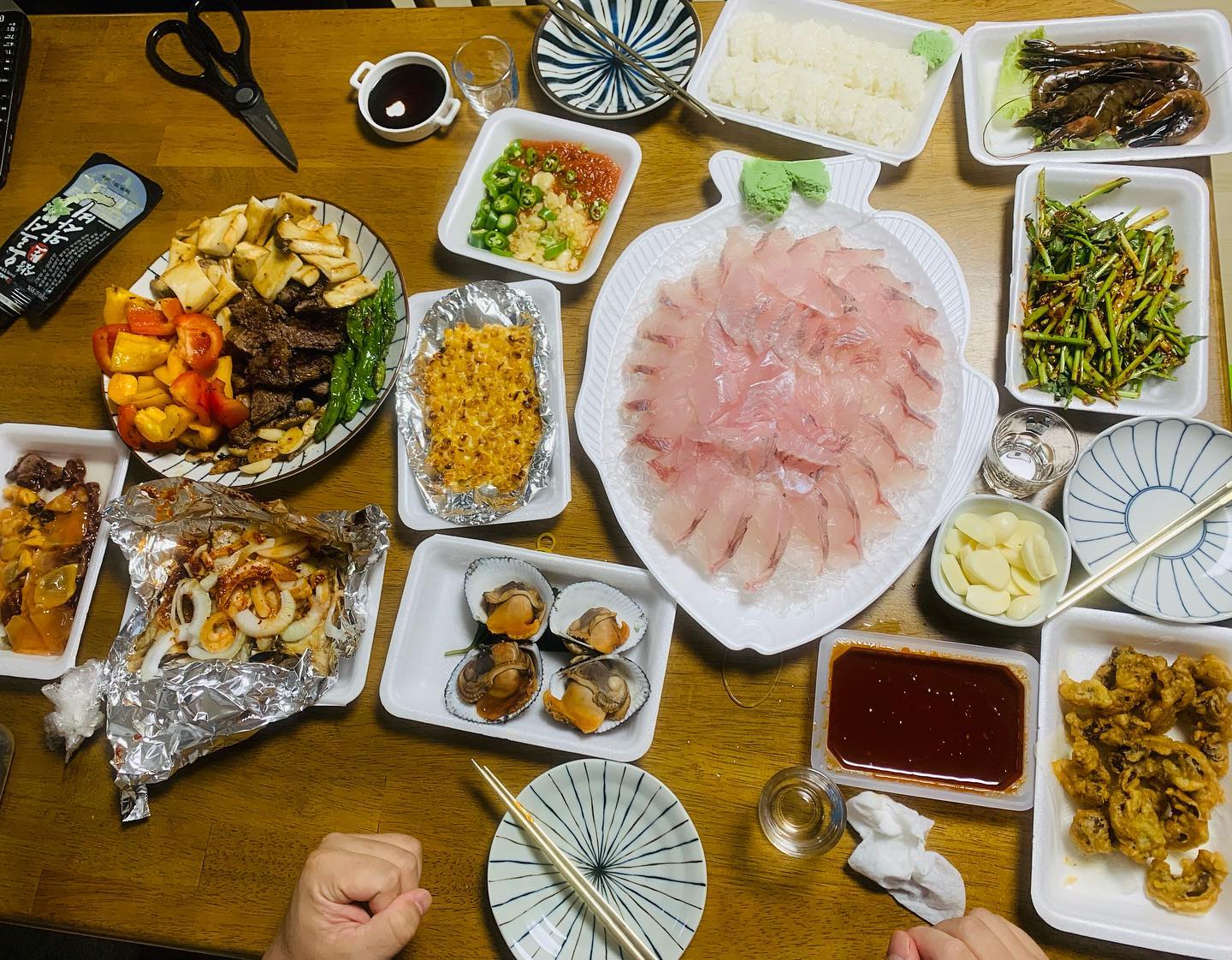코로나로 집콕 시작~~😂
.
포장도 스끼다시 이리 많이 주는곳 처음이네요!! 굳~👍
.
역시~ 동네 오래된 곳은 다 이유가 있어요~😃
.
우럭 한가지로만~ 꽂히기~
.
소고기와 가니쉬도 서브로🥩
.
너무 잘먹는거 아뉘뉘... 우리...
.
.
.
#당정횟집 #회 #소고기 #가니쉬 #스끼다시 #횟집스끼다시 #군포횟집 #회 #회포장 #미나리와회 #간장새우 #군포맛집 #집콕 #홈쿡 #술한잔 #술안주