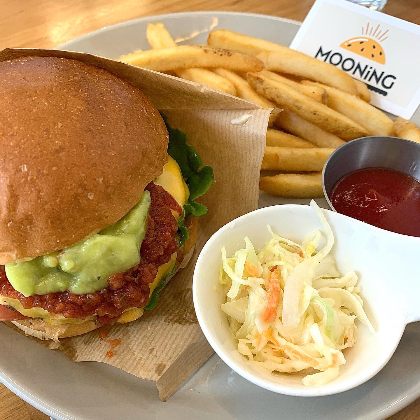 남양주 맛있는 수제버거 냠냠➿⠀
⠀
<mooning>⠀
- 버거세트 : 무닝버거 + 프렌치후라이 + 콜라⠀
 ₩12,300⠀
- 무닝크림파스타 + 쉬림프추가⠀
 ₩14,500⠀
⠀