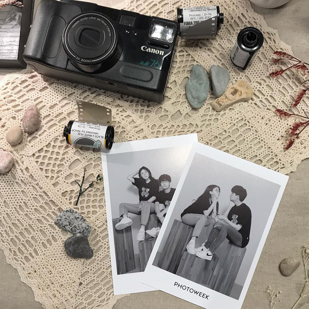 僕と君の大切な話’s Instagram profile post: “우리의 목표는 전국의 있는 사진관에 가는걸로 📷 이번에는 캐주얼한 컨셉으로 흑백이랑 보라색 배경으로 했는데 우리커플 느낌이랑 너무 찰떡