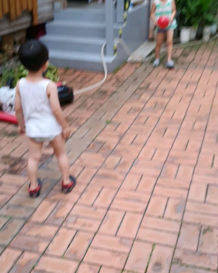 마당에서 하는 축구라ㅋ
런닝에 팬티차림..ㅋㅋㅋ
담엔 반바지라도 입혀야지..
넘 신나서 흥을 주체못하는 쪼꼬미들
이럴 땐 형제가 있어서 참 다행이란 생각이
둘이 엄청 싸우지만
또 요렇게 친구처럼 잘놀 땐 넘~이쁜 아들~

#주말일상기록