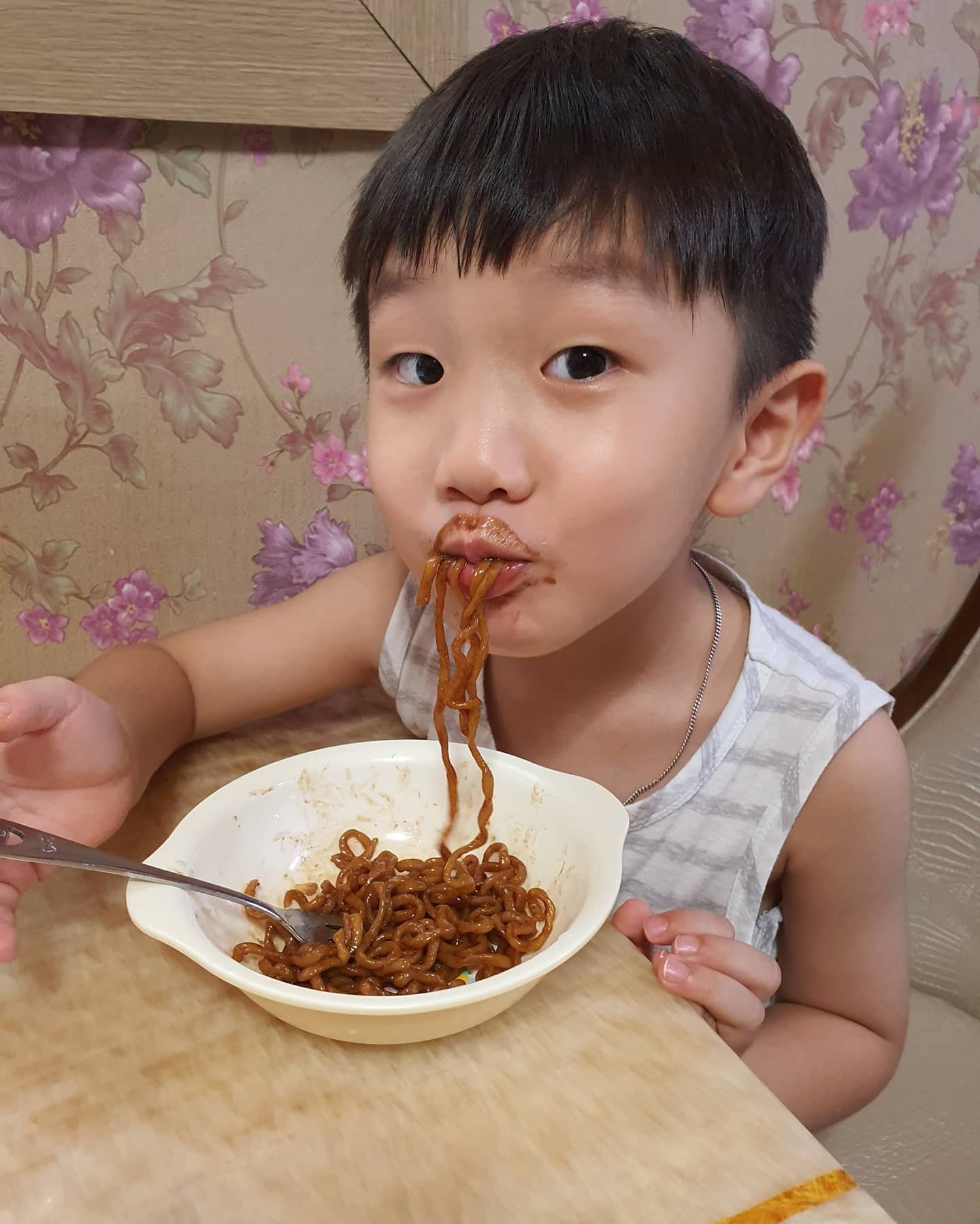역시 주말엔 #짜파게티 
볶음밥에 크림떡볶이먹고 3차로 짜파게티까지
대단해~ㅋㅋ
이때까지만해도 좋았는데
마당에서 슬라이딩하고
입술 이 어깨 팔 무릎 다쓸림ㅠ
#낼가정보육예정