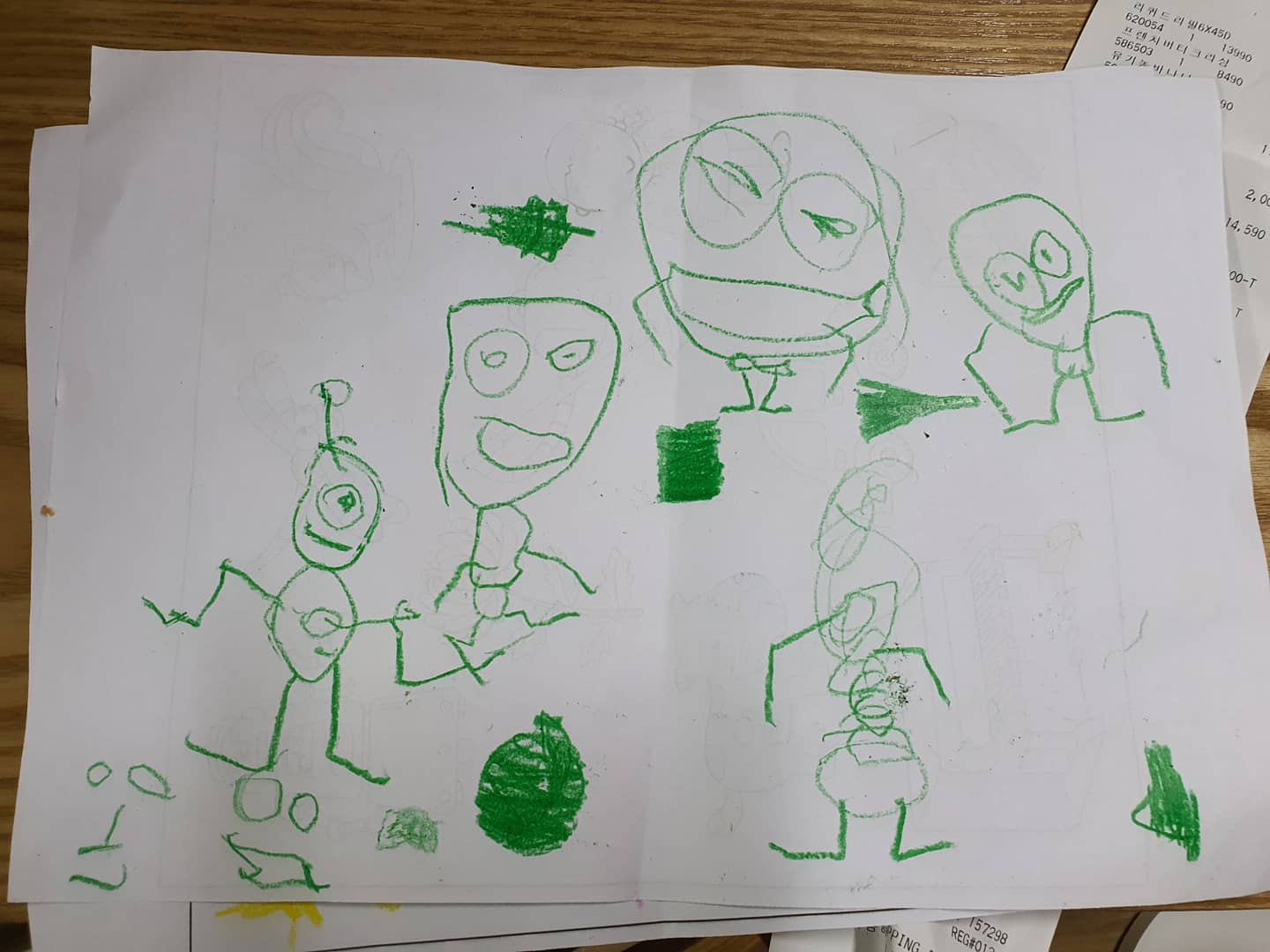 우리 뻠호 그림~^^
매번 형태를 알아볼 수 없는 그림을 그렸는데
이제 눈입도 생기고 팔 다리도 그리네~^^
범호가 좋아하는 울라프
귀여웡~