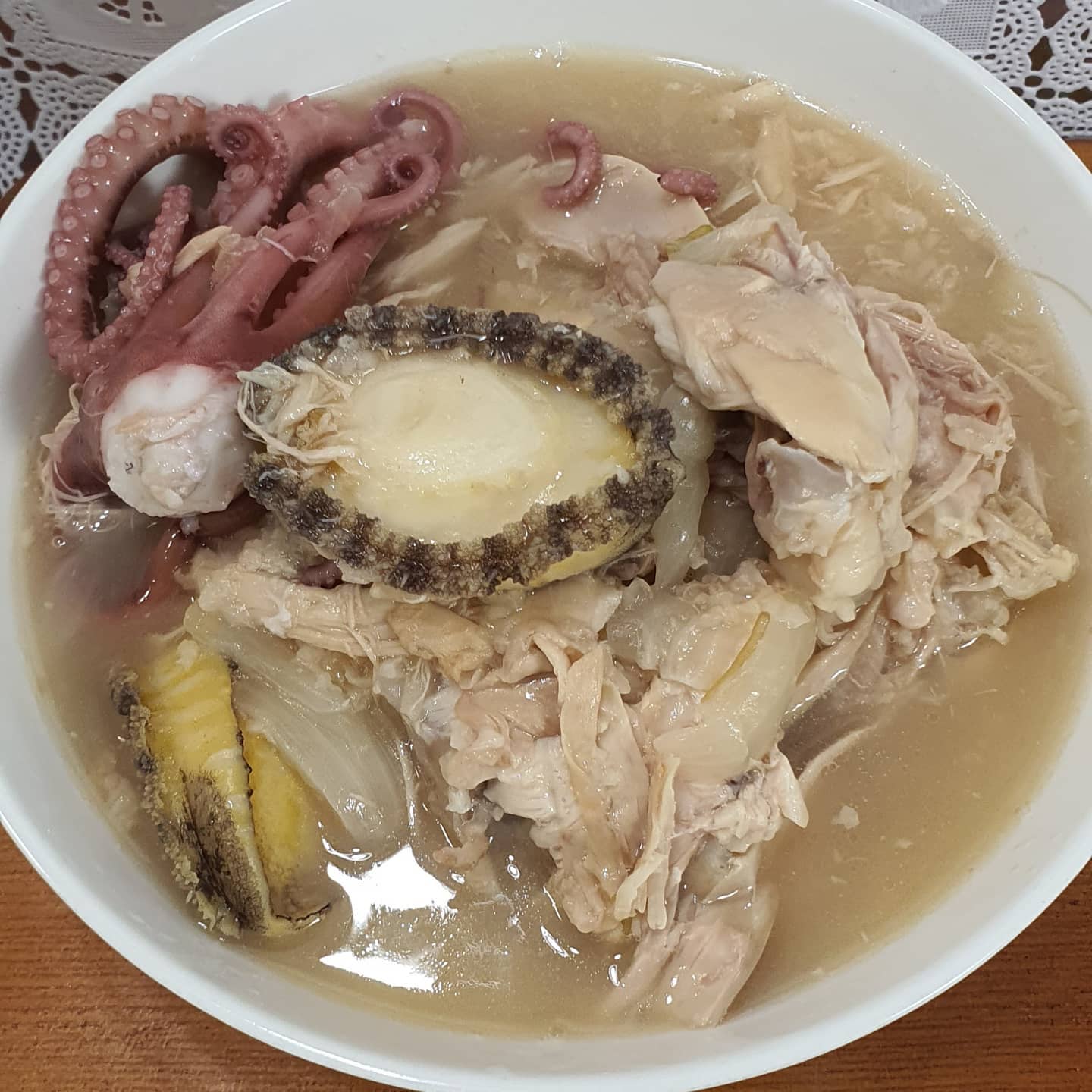 복날  남편이가 끓여준 전복낙지삼계탕♡
더운날 너무 애썼다~♡
닭손질도 얼마나 깔끔하게 했는지!!
덕분에 온가족이 몽보신^^
앞으로도 맛난거 마니해줘용♡♡
sky486_cji 

#초복 #복날 #전복 #낙지 #삼계탕 #몸보신 #요리스타그램 #남편요리 #맛있는집밥