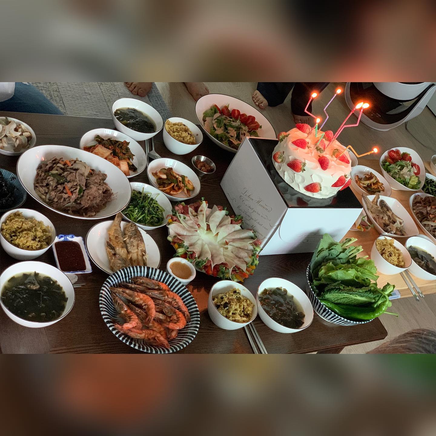 엄마생신🎂
수요일 엄마 생신이다. 
코로나 때문에 모이지 못하니 미리 당겨서 생신을 했다. 
엄마가 예전에 누가 내 생일이라고 밥 사준적은 있어도 밥 차려준적은 없다는 엄마의 말이 왜케 마음에 걸리던지..
그래서 했다. 식당가면 더 분위기 있고 맛있는거 많겠지만 요리 왕 초보! 
없는 솜씨 부려봤다. 
엄마 눈물 날거 같다며 너무나 좋아하신다.
사위가 꽃에 용돈에 옷까지 그 옷 입고 좋아하는 울 엄마😄
엄마 많이 늙으셔서 속상하지만 더 잘할게! 마미💕 건강하세요💕
.
.
#엄마생신
#사랑해엄마 
#건강하세요