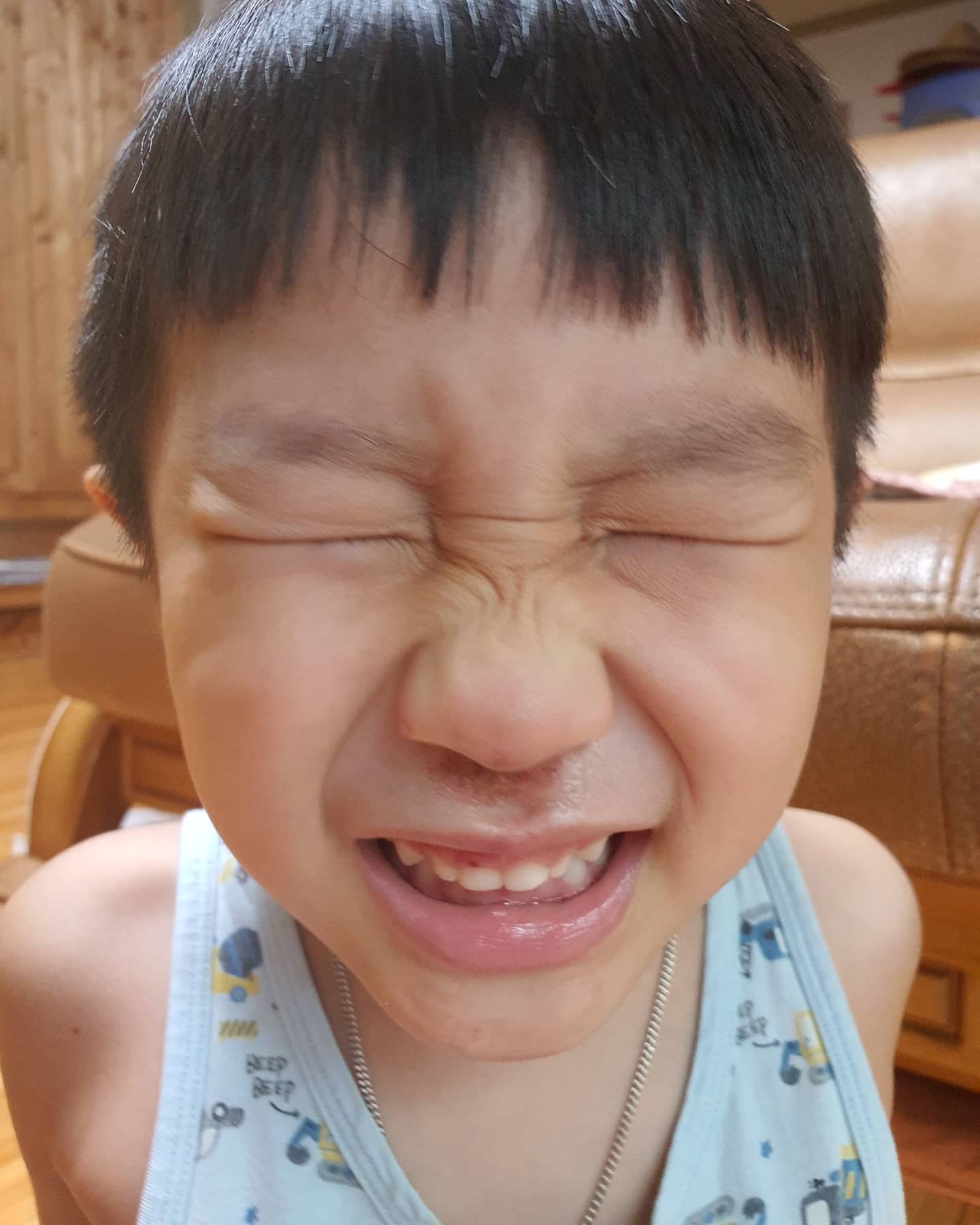 아침으로 밥 한그릇 뚝딱 핫도그까지 먹길래 괜찮나싶어서
얼집 보냈더니 ㅜㅜ 
코아프다고 얼집에서 밥도 안먹었다고..
보내지말껄..
집오자마자 꿀떡 한팩 사과주스 원샷하고
비글마냥 뛰어노는 울 둘째

제발 그만 좀 뛰어
얼굴이랑 이가 멀쩡한 날이 없구나ㅜㅜ

#51번 흔들리진않는데 2주뒤 색 변할 것 같은
불길한 예감이ㅠ

내일은 꼭 밥먹고오길~!

#5살비글아들