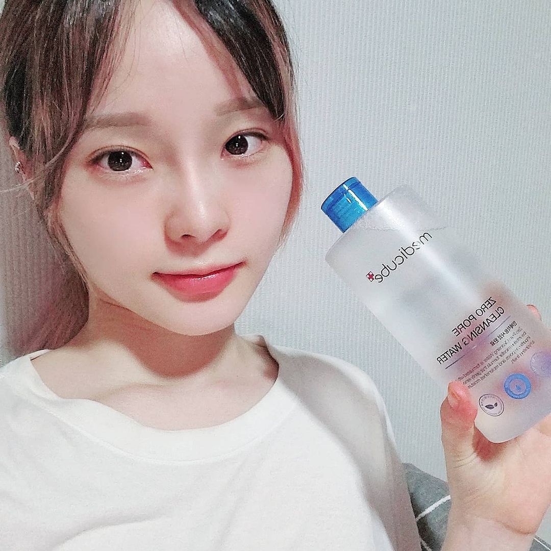 안이 Ahny on Instagram: “열어분 모두 코시국 조심하쟈요 🥲 클렌징 워터를 받아봤는데여 초미세 피지, 블랙헤드까지 흡착하는 딥 클렌징 메이크업 클렌징은 기본이구요 7종 히알루론산, 프록
