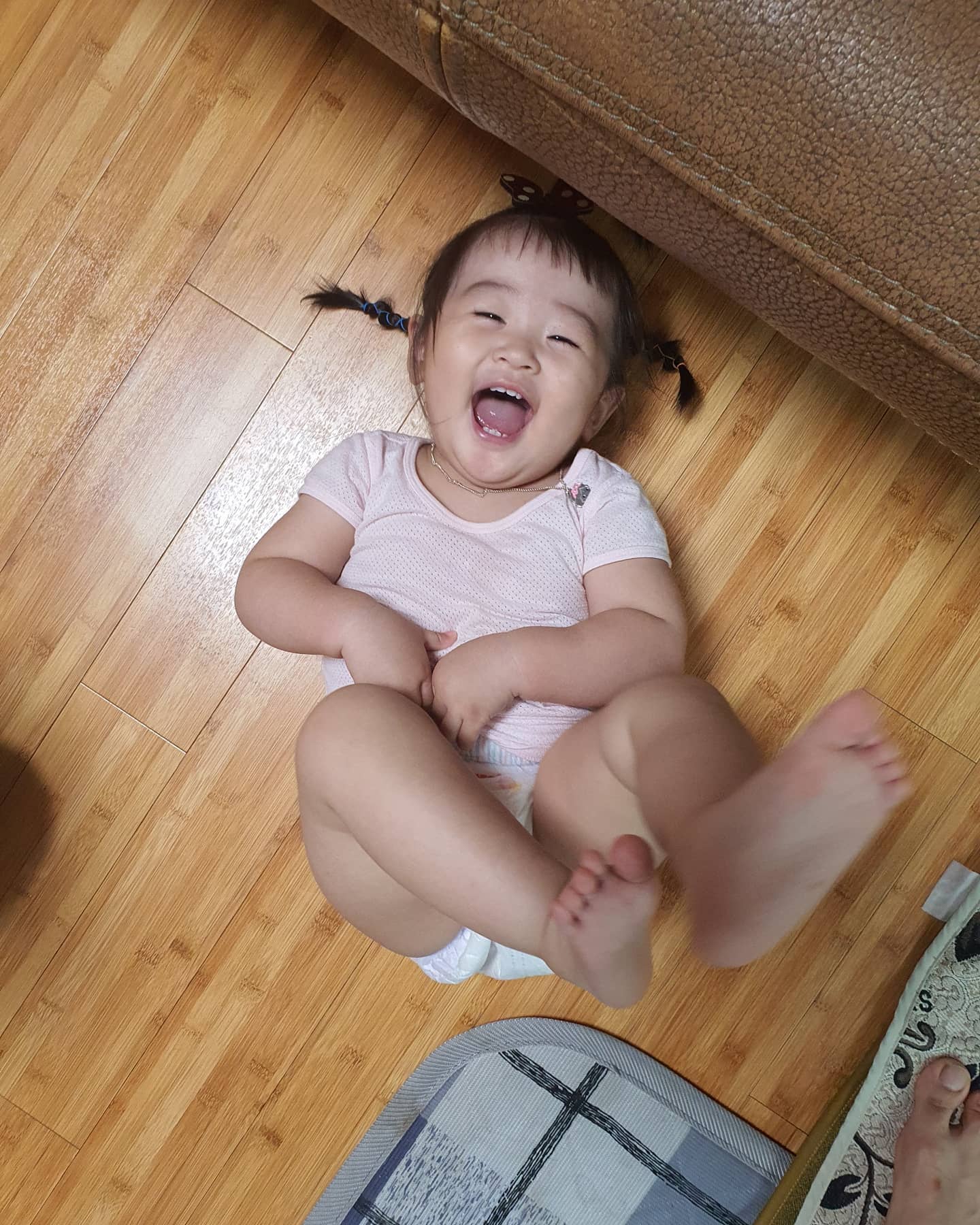 마냥 귀여운 울 막둥이~
오빠들 윙크하는 동안 엄마사랑 듬뿍♡
아닌가? 내가 소이사랑을 듬뿍받은건가?
무튼 모녀간 좋은 시간 보냄~
아 진짜 넘넘 귀엽고 사랑스러움♡-♡

#15개월딸