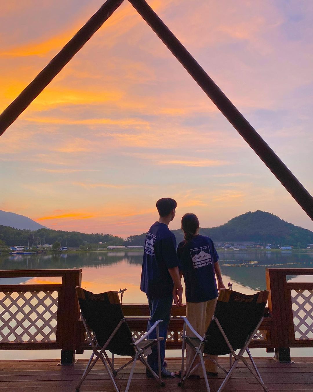 현 영 on Instagram: “꼬까옷 맞춰입고 글램핑했어요🐥💛 일몰이 잘 보이는 위치여서 햄복..❤️ 그 날의 노을 못 잊어 ,, 🌅😣 기회만 된다면 다시 가고 싶은 곳이에요‼️ 🏕포천 해와달