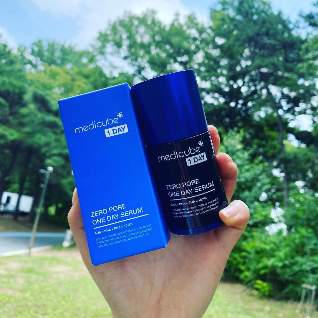 소희 on Instagram: “[메디큐브 제로 모공 원데이 세럼] 👉 아하 AHA + 바하 BHA + 파하 PHA, 핵심성분 15.2% 함유 . 👉 각질조직 케어 성분으로 모공기 속 각질 케어 저자극 필링 성분으로 모공