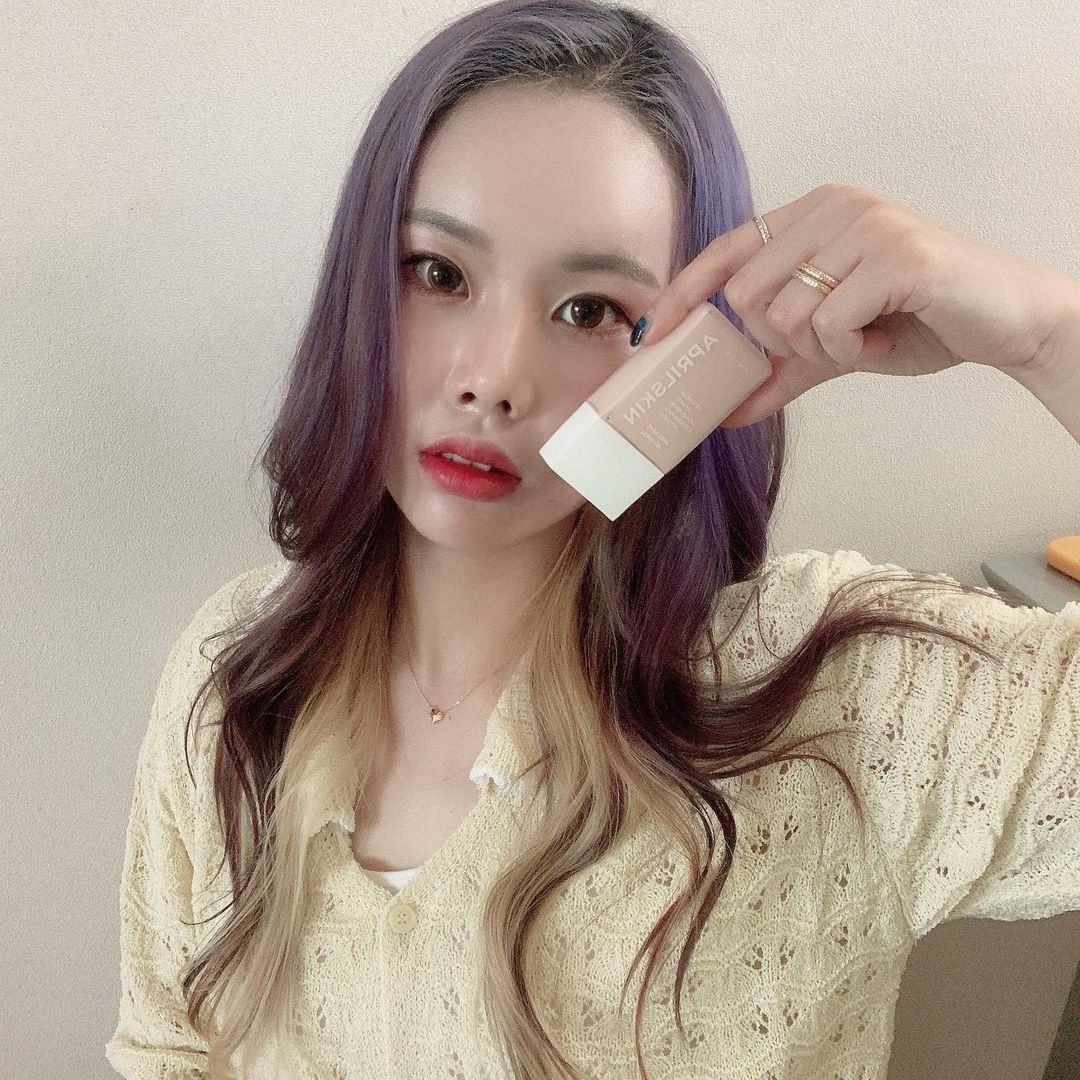 시니 on Instagram: “#협찬 #협찬이지만솔직후기 화장전에 스킨,로션후 베이스로 톤업크림이나 미백크림 발랐는데 요건 뭉침 하나도없고 은은한 광까지나요✨ 나오는 입구도 손에 안묻히고