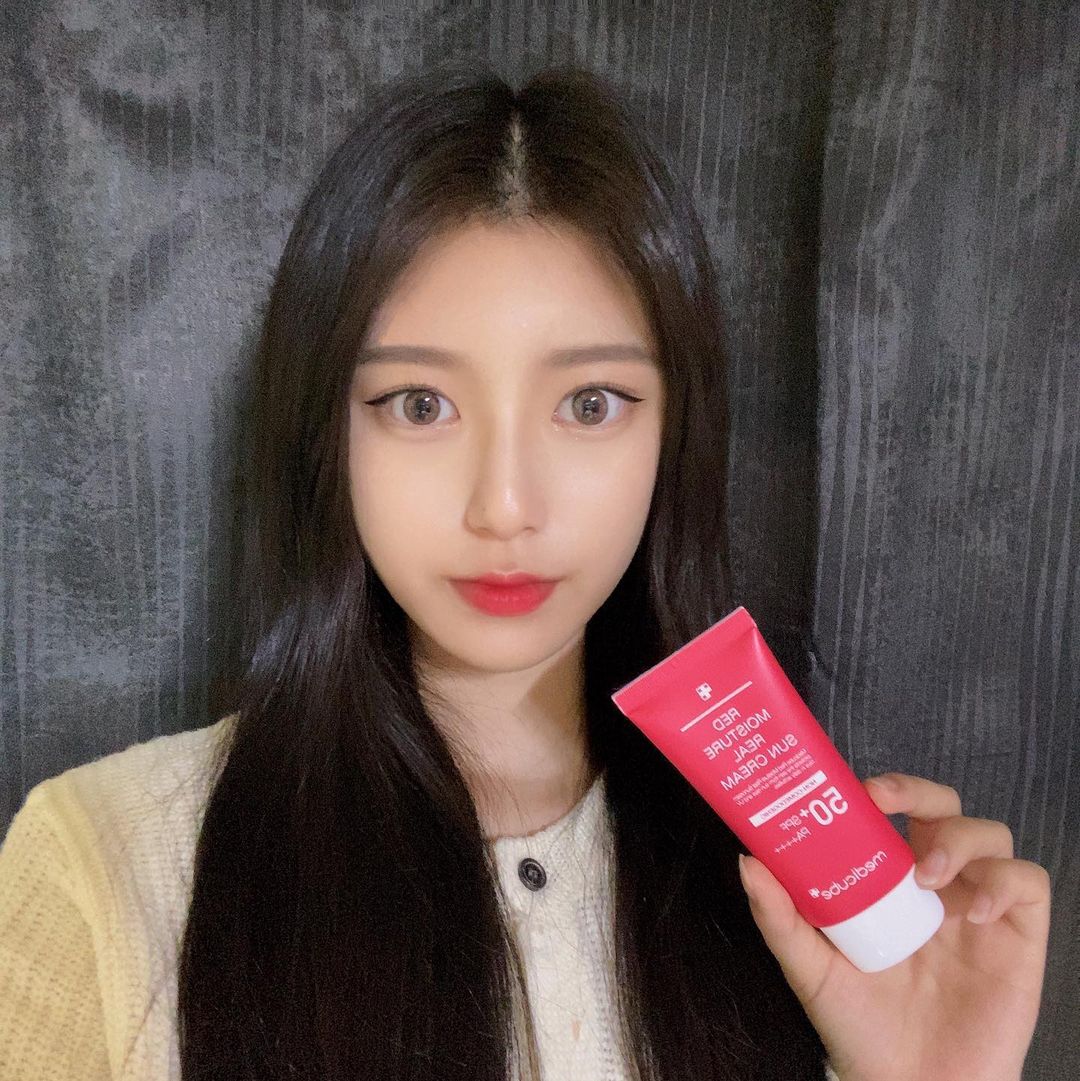 전성은 on Instagram: “<메디큐브 레드 모이스처 리얼 선크림> ✔️ 진짜 SPF 50! PA++++! 빈틈없이 자외선을 차단하는 리얼 선크림 ✔️ 논코메도제닉 테스트를 완료해 여드름성 피