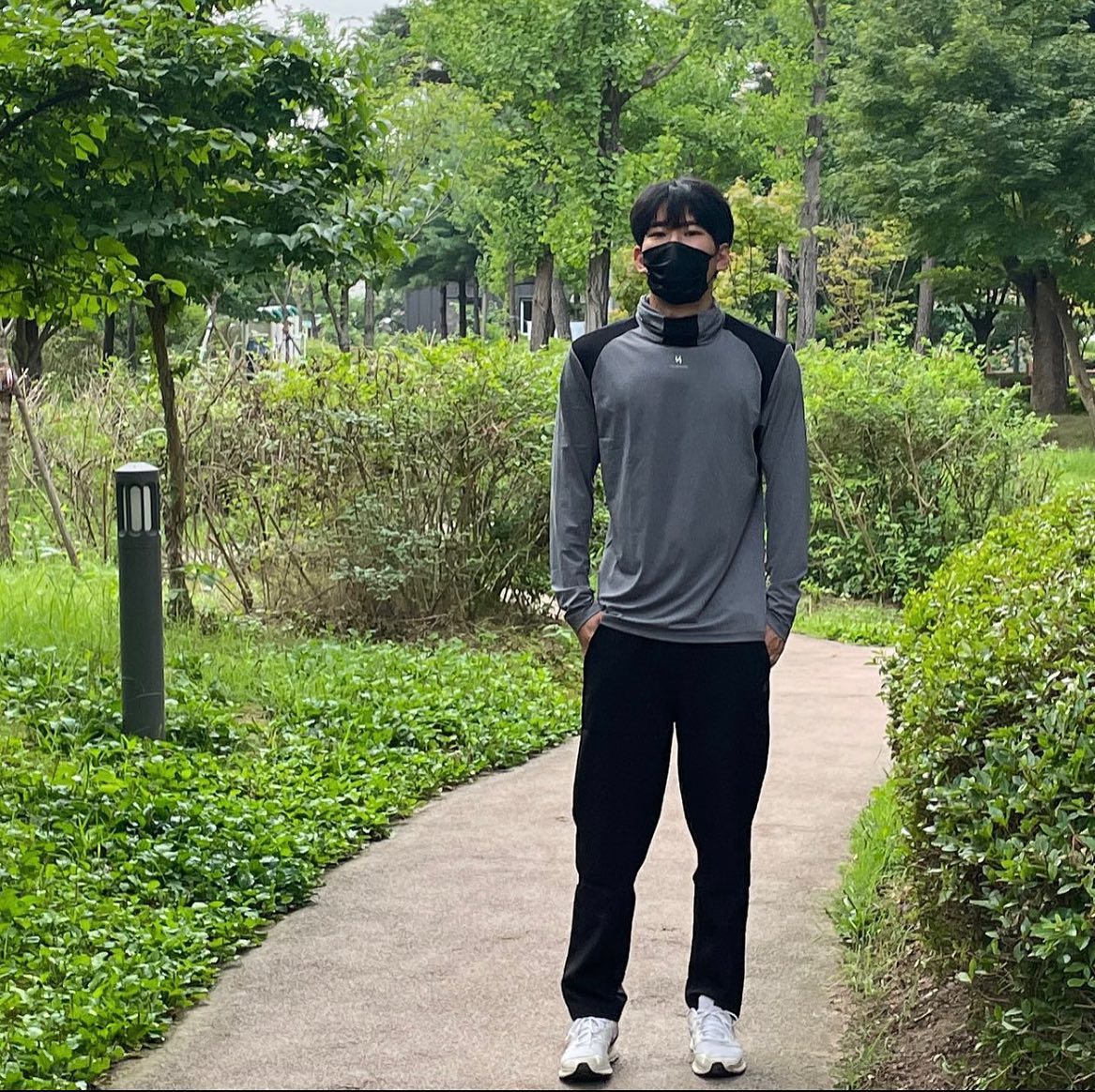 #협찬 

kamista_sports 
카미스타 올인원 마스크 긴팔 티셔츠는 일체형이라 편리하고 깔끔합니다.💙직접 입어보니 신경 많이 쓴 제품이란게 느껴집니다. 

3M리플렉티브 빛 반사로 전조등이나 가로등 빛을 반사해서 야간에도 안전하게 활동 가능합니다🎆

어깨, 겨드랑이 메쉬원단으로 쾌적하고 부드러운 촉감을 가지고 있으며 기능성 사계절 이용 가능
퀵드라이/4way 스트레치/소프트터치 기능성 스포츠원단 (자체 원단공장에서 생산)

여름이라 자외선 관리가 중요한데 외출 시 뒷목과 팔 자외선 차단에 도움 됩니다. 그리구 운동뿐만 아니라 산책이나 일상에서 코디하기 좋은 루즈핏이라 추천합니다.👍

#협찬 #남자긴팔티 #카미스타 #운동하는직장인 #운동스타그램 #운동복패션 #운동복코디 #운동하는남자 #러닝 #런스타그램 #나이트러닝 #산책 #밤산책 #자전거라이딩 #라이딩 #등산복패션 #등산스타그램 #유료광고 #모델 #패션모델