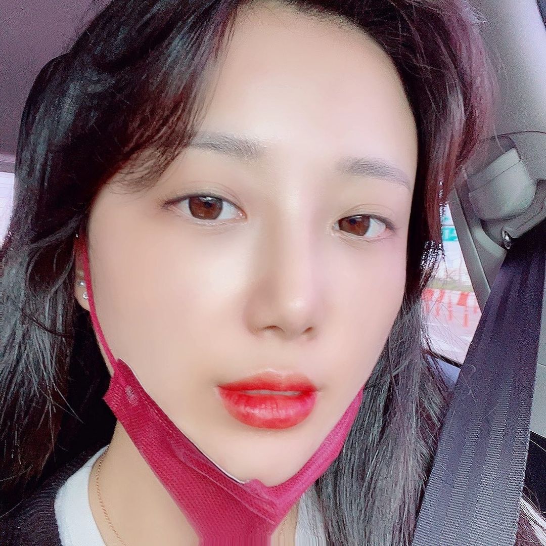 해피봄 on Instagram: “#협찬 디와이 브로우💋 점점 나이들면서 혈색이 없고👩🏻‍🦳 틴트, 립스틱을 바르지 않으면💄 아파보이거나~ 없어보이잖아요😭 씻고 나와도~💦 쿠션만 발라도~