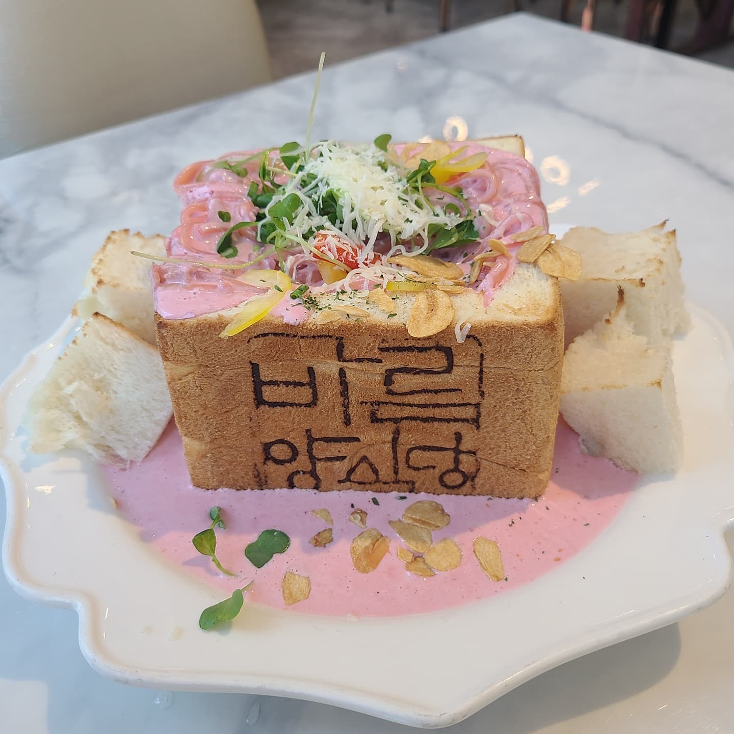 오ㅐ케 맛있어?
크림파스타 안 좋아하는데 안 느끼하고 빵은 엄청 촉촉하고
색도 예쁘고 🌸
치즈돈까스는 쵸큼 느끼하지만
맛있었다
분위기도 좋다