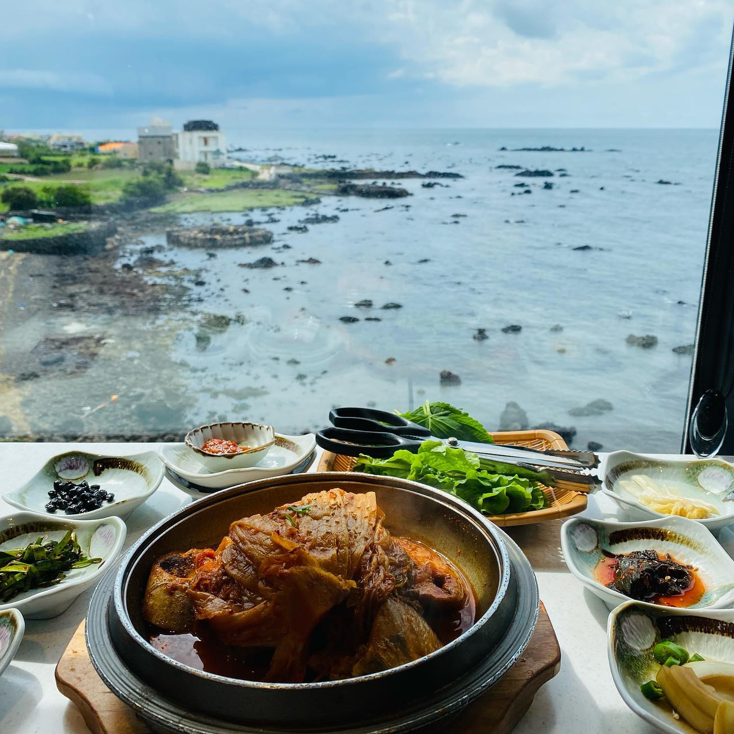 제주도 자러 온건가요🥱
늦잠자고 후다닥 움직이기 ㅠㅠ
.
.
.
#제주도2일차 #이춘옥원조고등어쌈밥 #고등어묵은지찜 #뷰맛집 #노형수퍼마켙 #흑백감성 #노을리카페 #애월카페 #애월해안로도로맛집 #랍스타빈 #살찌우기중