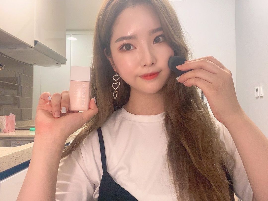Hyewon Kim (@0423won) posted on Instagram: “#협찬 마스크 묻어남 없이! 파데의 커버력은 살리고 화사한 톤업까지❤️ 요즘 이것만 발라요 ❁ᴗ͈ ˬ ᴗ͈) . . #에이프릴스킨 #aprilskin #톤업스킨틴트 #톤