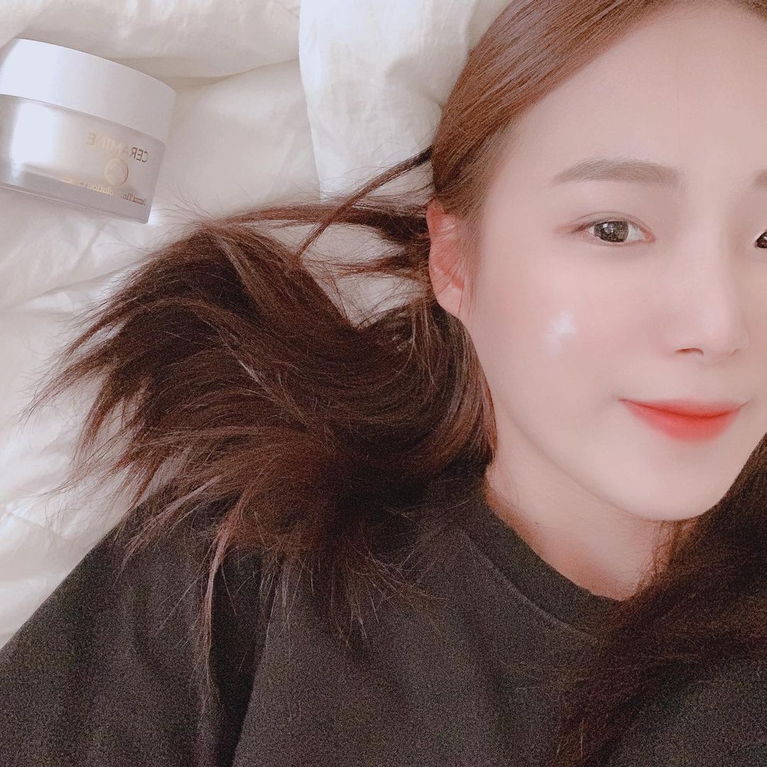 민채아 / ᴍɪɴ ᴄʜᴀᴇ ᴀ on Instagram: “⠀ ⠀ ⠀ 더운 날씨에 마스크 끼고 서우 스케쥴 소화느라 입 주변 뾰루지 와장창😷 드디어 #인생크림 을 찾았어요!!! 뾰루지야 이제 헤어질시간이야