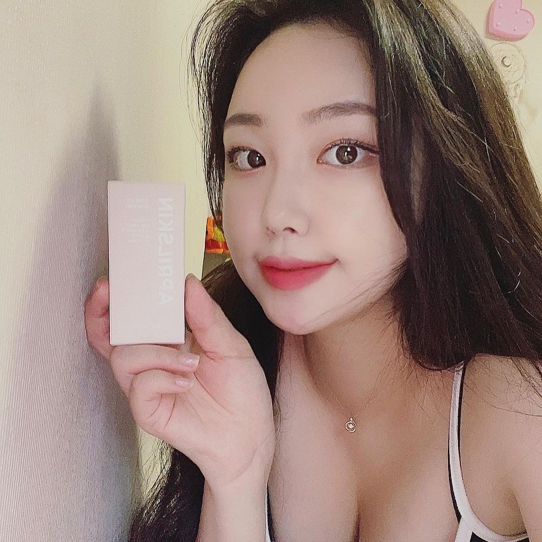 MINJI KIM on Instagram: “#협찬 [에이프릴스킨_톤업스킨틴트] 한겹으로 자외선 차단, 톤업, 보정커버까지 한 번에 할 수 있는 꿀템! 피부에 가볍게 착 붙어 요즘 파데 대신 사용중🤍 . . . . .…”