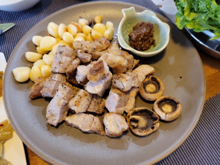 믿고 먹을 수 있는 한돈 돼지고기 삼겹살 팜스플랜. 두툼한 삼겹살이라 겉은 바삭하고 속은 육즙가득 촉촉.