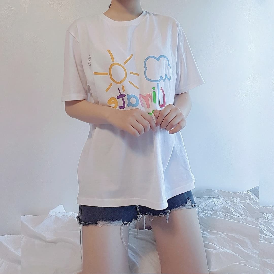 올라가×하버드 DEV CLIMATE 

올라가와 하버드가 콜라보를 해서 티셔츠를 만들었어요!
디자인도 너무 귀엽고 알록달록해서 소장욕구를 뿜뿜하게 만들어요♡
어린아이가 낙서한듯한 프린팅 너무 제 취향이에요ㅠㅠ
상품 받고나서 사진보다 귀여워서 놀랐어요
파란끼가 도는 흰색이라 여름에 입으면 진짜 체고❤
올라가 티셔츠는 다 귀여워서 다른 라인 반팔티도 사고싶어졌어요!
교복안에 입기도 좋아서 많이 애용할것 같아요

#올라가 #반팔티 #티셔츠 #낙서 #프린팅 #키치룩 #여름코디 #학생코디 #반팔추천 #추천 #흑청바지 #인스타그램 #구름 #하버드 #데일리룩 #OOTD #instagram #poto #협찬