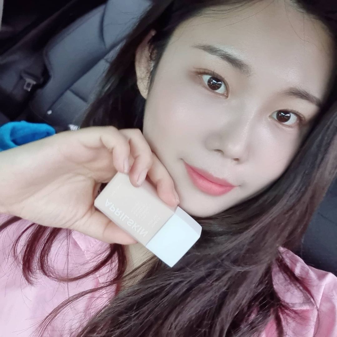 𝕐𝕠𝕟𝕒❣︎’s Instagram profile post: “#협찬 매번 썬크림에 쿠션에 두개바르기 싫어서 썬크림 건너뛰엇더니... 얼굴 잡티가 어느새 폭탄을 맞았더라구요 ㅠㅠ그렇다고 썬크림만 바르자니