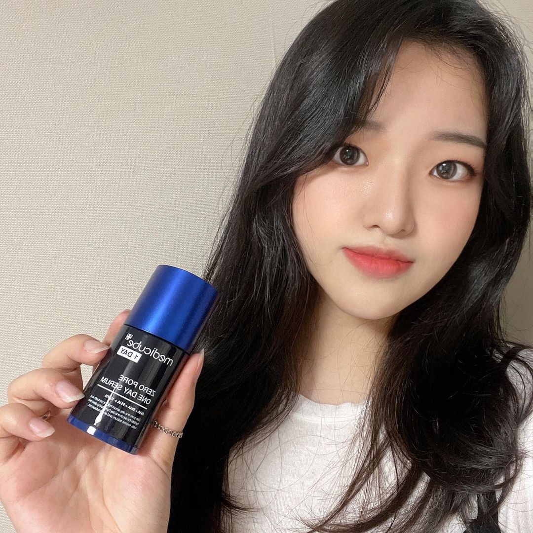 @youniindaeyo on Instagram: “#협찬 단 하루만에 모공을 타이트닝 시키는 메디큐브 제로 모공 원데이 세럼💦 2주간 사용하면 더 강하게, 더 오래 지속되어 민감한 피부도 부담없이 사용가능합니