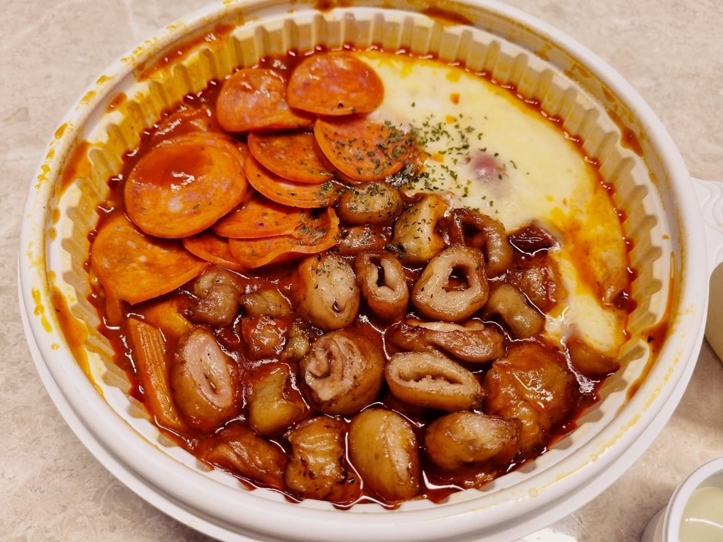 얼마 전에 발견한 배달 맛집 돼지게티 광교점

막창이 올라간 매콤한 스파게티에 페퍼로니 추가~

매콤해서 느끼하지도 않고, 맥주 안주로도 완전 최고!😍

자주 시켜 먹게 될듯~porkghetti

#협찬#스파게티맛집#국물스파게티#막창스파게티#매운스파게티#배달맛집#배달스파게티#돼지게티#광교돼지게티#광교점돼지게티