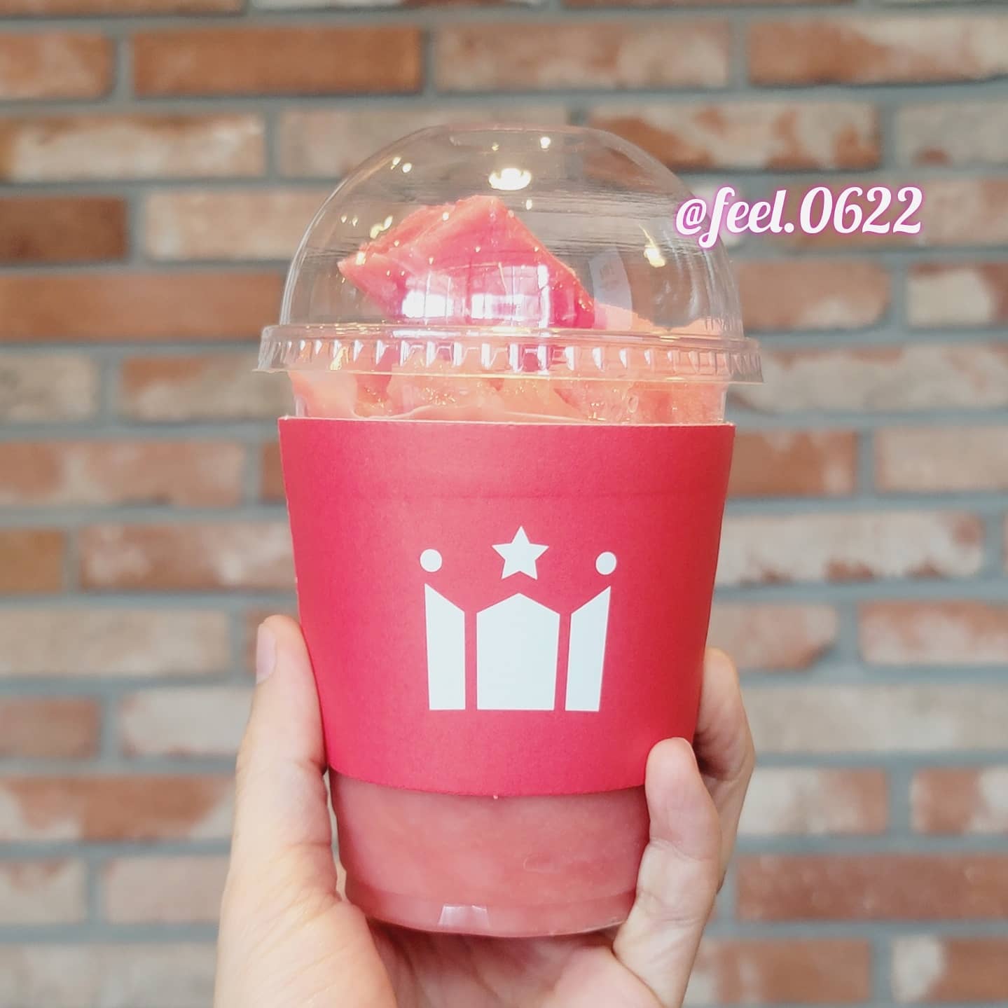 #할리스커피 #수박스무디

여름을 맞이하여 출시한 멜론 스무디와
수박 스무디 중 저의 선택은 수박!

생수박을 착즙하여 만들었는데
큐브 모양 수박 아이스크림과
초콜렛 수박씨가 올려져 있답니다.

마셔보면 수박 특유의 맛과 함께
달달함이 입안에 부드럽게 퍼져요.

당도가 높은 수박에 시럽이 추가된 듯한
단맛이었지만 부담스럽게 달지 않아서
마시기 괜찮네요.😄

큐브 아이스크림도 수박 맛이 물씬~
수박바와 맛이 비슷하답니다.ㅎㅎ

시즌 메뉴이니 판매 종료 전까지
한 번쯤은 마셔봐도 좋을 듯?

#할리스커피신메뉴 #할리스커피시즌메뉴 #할리스수박스무디 #내돈내산 #할리스 #맛스타그램 #먹스타그램 #음료리뷰 #리뷰스타그램 #먹방