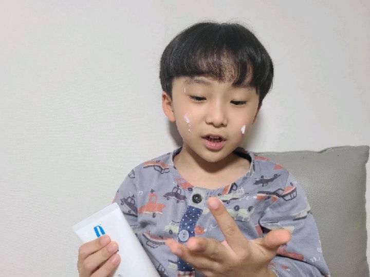 @rang2__mom on Instagram: “#협찬 이지만 지속 구매 의사 100% @dermabiotech ⠀ 남자아이라 그런가 로션 바를 때 마구마구 비벼대네요ㅎㅎㅎ😁😆 ⠀ 저는 끈적이거나 손에 번들거리는 게 넘나 싫어