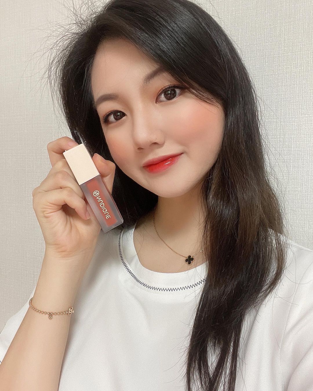 주 현 on Instagram: “지속력 좋은 틴트 찾았다,,❣️ 외출후에도 입술색 첫 컬러 그대로💋 색도 쨍하지 않고 어떤 메이크업에든 찰떡! #02무드코랄 @nudique_official #틴트추천#워터틴트#쿨