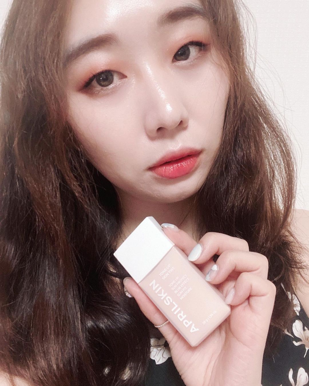 현정 김 on Instagram: “#에이프릴스킨 #aprilskin #톤업스킨틴트 #톤업크림 #톤업크림추천 #톤업선크림 #미백기능성 #파데프리⠀ ⠀ 패키지 너무 예쁘죠??🥰⠀ ⠀ 톤업크림 +선크림 따로바르시나