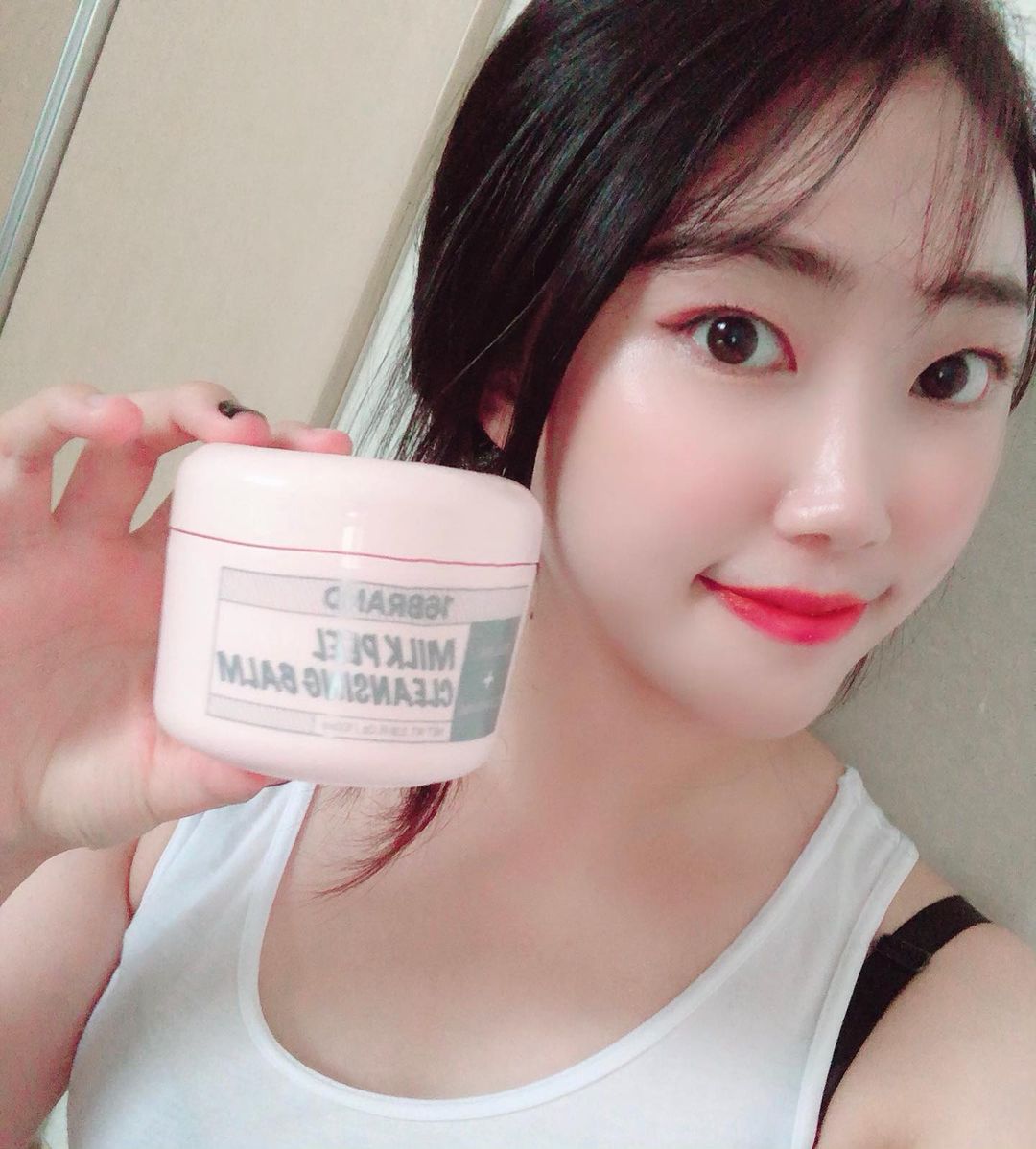 Mi Yeon 🇰🇷 on Instagram: “피부 온도에 녹는 밤체형 ! 클렌징 과 각질케어 까지 한번에 되는 제품이여서 너무 간편하구 좋탓☛☚ -밀크보습 성분을 가득 담아 물세안 하고 난 뒤에도 촉촉한