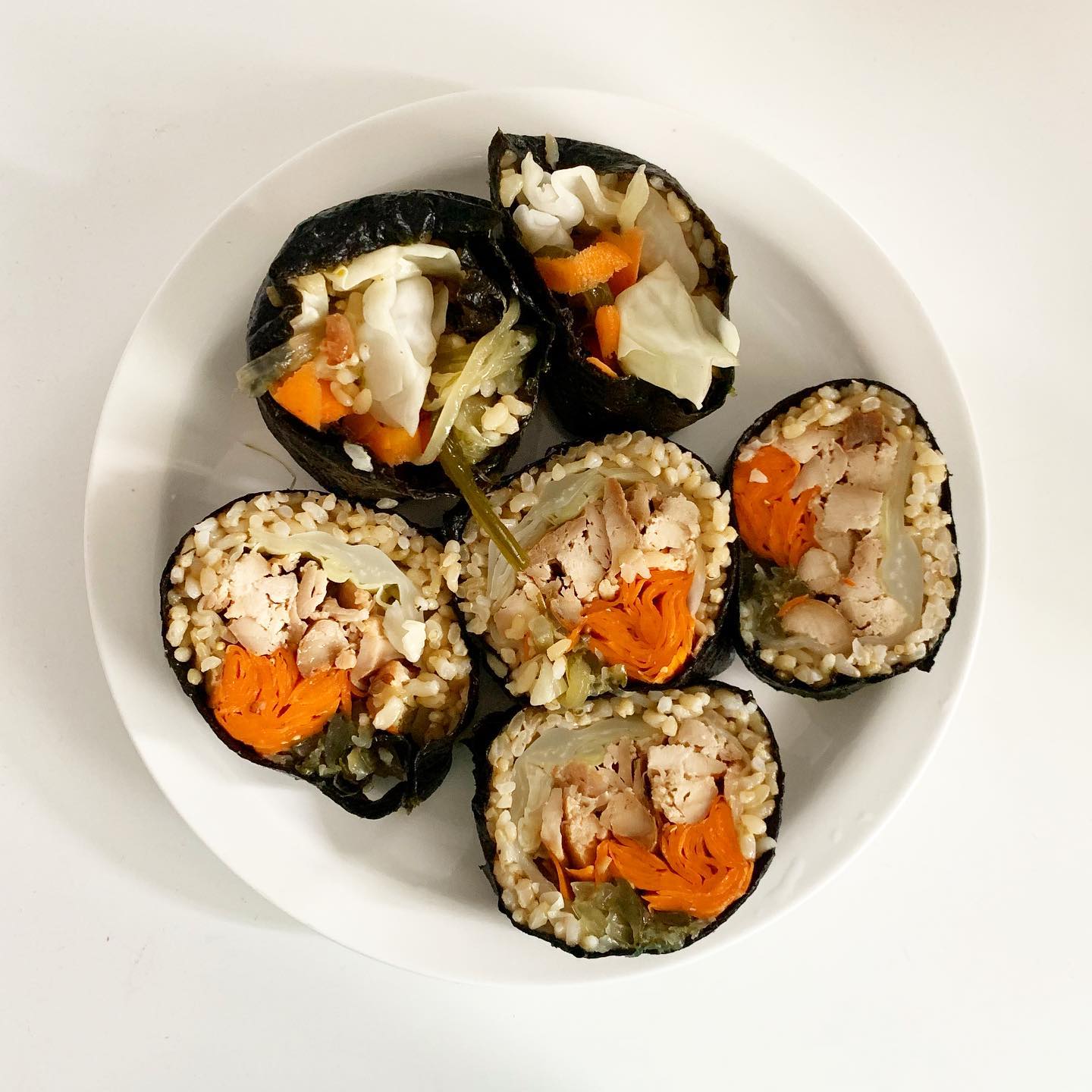 210719 #누랑_식단 #누김또
-
#양배추팔뚝김밥
-
아침부터 양배추에 당근라페, 닭가슴살, 미역줄기까지 야무지게 김밥 잘 쌌다🖤
-
어제는 낮잠 자는데 기절해서 잔다고 어무니가 그러시길래 저번주에 보니 운동 거의 맨날 가서 쉰다고 쉰 게 아니였던 것🥲 
이번주부터 아이들 연주회 때문에 언제 끝날지 모르는 야근이 계속 되기에,, 
-
아침운동이라도 가려고 했지만, 진짜 집에서 운동하고, 날이 조금 괜찮아지면 실외에서 뛰어야겠어요🔥
-
습도가 높을 때 야외에 있거나 무리하면 맨날 쓰러져서 이런 날씨에 더 조심~ 
(새벽에 운동가려다가 습도보고 한발짝 물러난 사람,,)