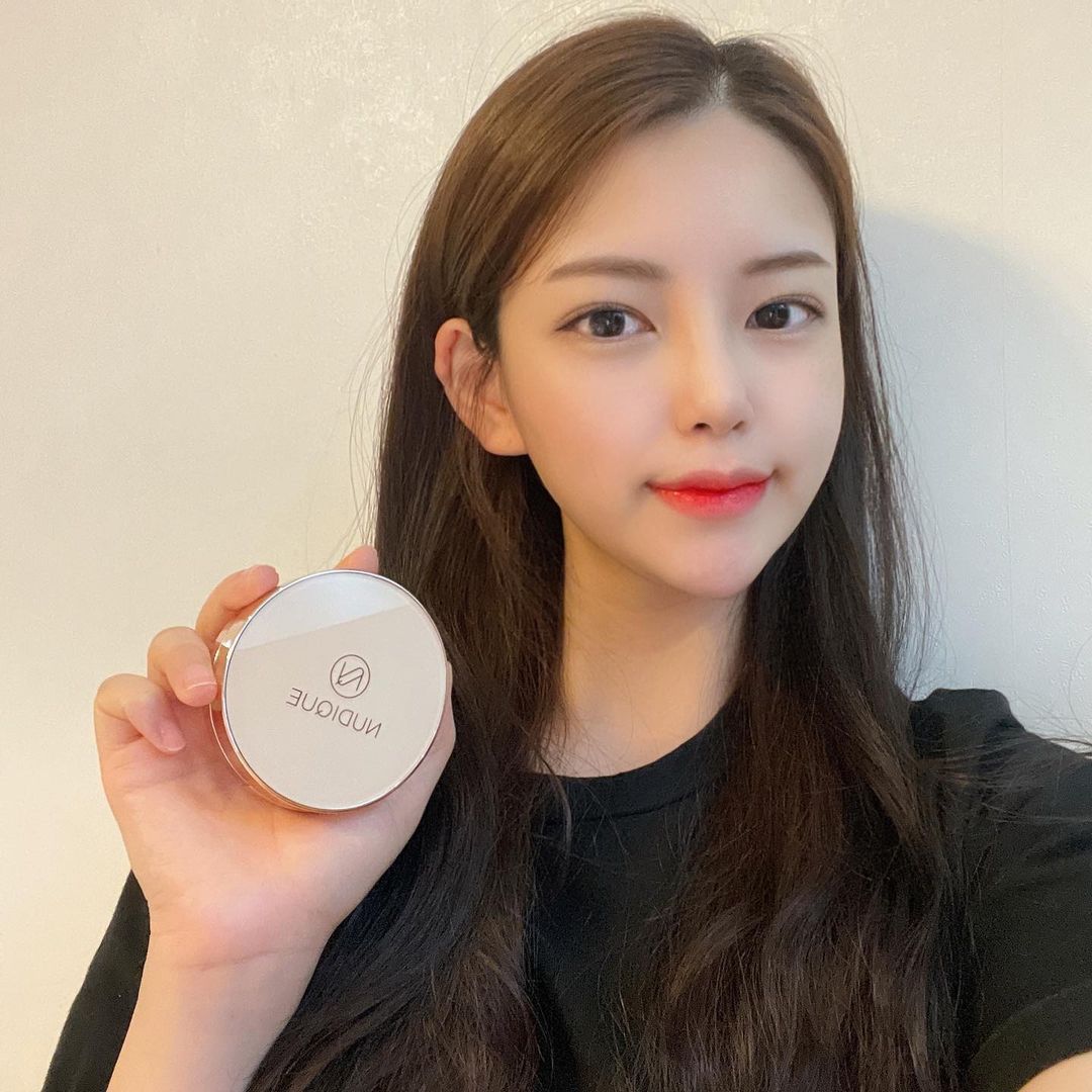 9 Likes, 2 Comments - 나리 (@nanana__ri) on Instagram: “#광고#협찬 누디크 순살쿠션✨ ✨반짝반짝 피부를 빛나게 해주어 반살 어려지게 보이는 커버력좋은 촉촉한 쿠션 입니다. - 초밀착 되어 투명하고 빛나는 피부결 -…”