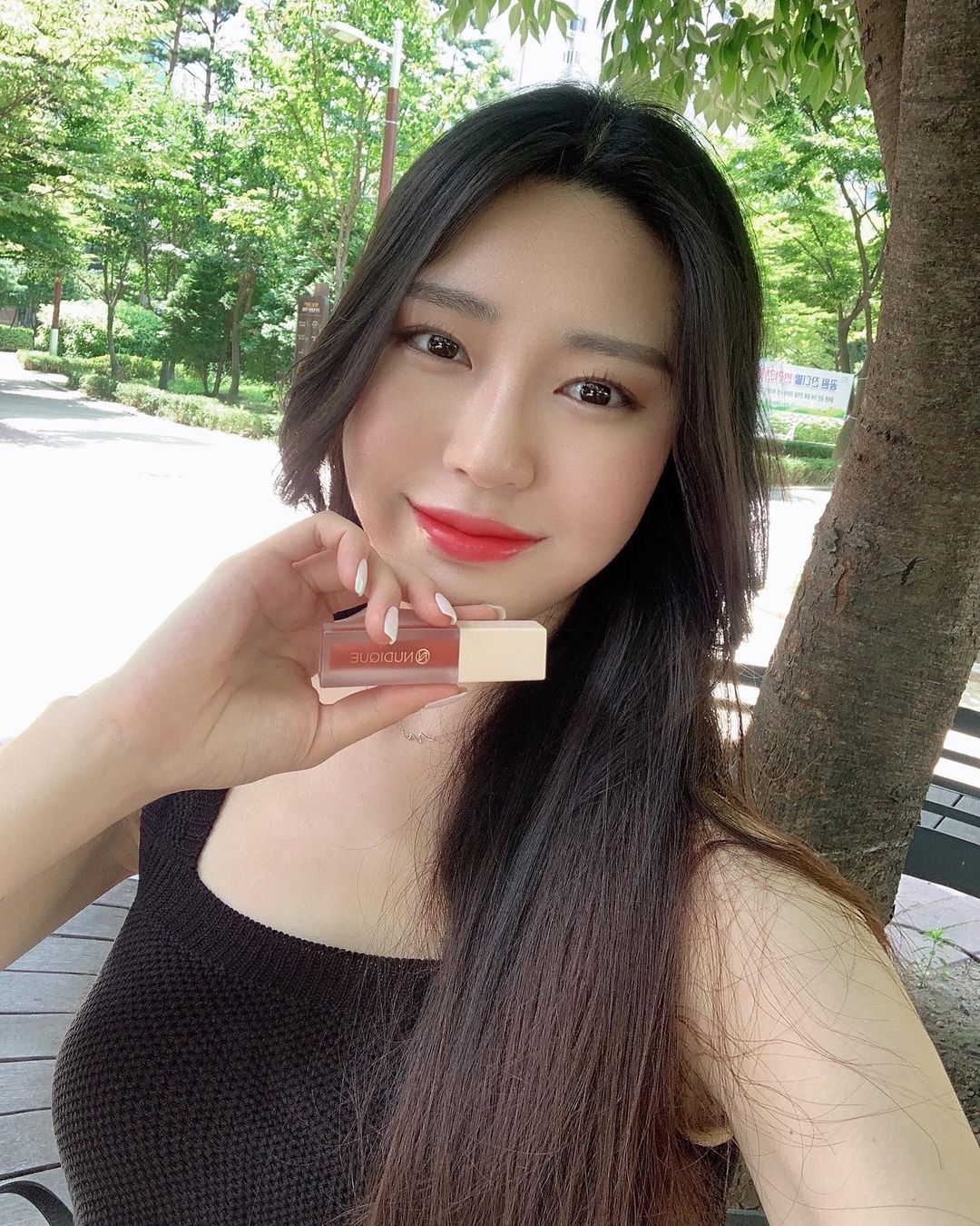 세인 on Instagram: “#협찬 요즘 자주 바르고 있는 요 틴트! 누디크 립틴트는 끈적임 없이 촉촉하게 밀착 돼서 지속력 좋은 립틴트예요💄 제가 사용한 제품은 02 무드코랄로 너무 쨍하지