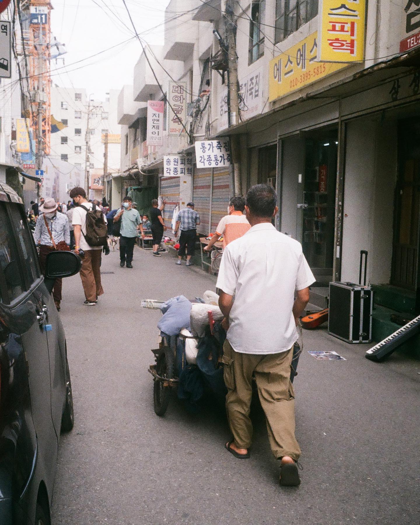 모든 걸 1000원에 파시는 아저씨. Olympus pen ee3- Fujifilm C200