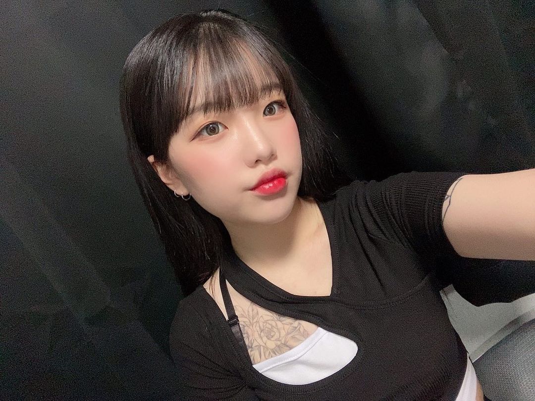 @butnevermind on Instagram: “#협찬 “누디크 순 스킨 립틴트＂ - 01 시그니처 레드 요즘 입술 엄청 건조한데 바르자마자 세상 촉촉하구 광도 딱 과하지 않게 예쁘게 지속되더라구여 คʕ•ﻌ•ʔค