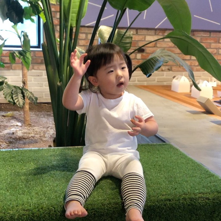 끝나지 않는 작은별⭐️
카메라 들면 안하는데 웬열ㅋㅋㅋㅋ
마지막에 빵댕이 씰룩거리는것도 너무 귀욤
.
.
.
#20210515#묵은지영상#내딸시아
#작은별#착한사람귀에만들려요#씰룩씰룩#귀욤#도치맘