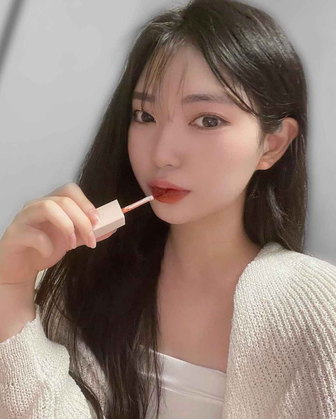 권정언 on Instagram: “진짜 오랜만에 쓰는 얼굴 밝혀주는 컬러 1.Mood Tint 자연스러운 고혹한 컬러감의 #무드틴트 2.Texture 주름 부각없이 부드럽게 스미는 #워터벨벳 텍스처 3. Watery tint