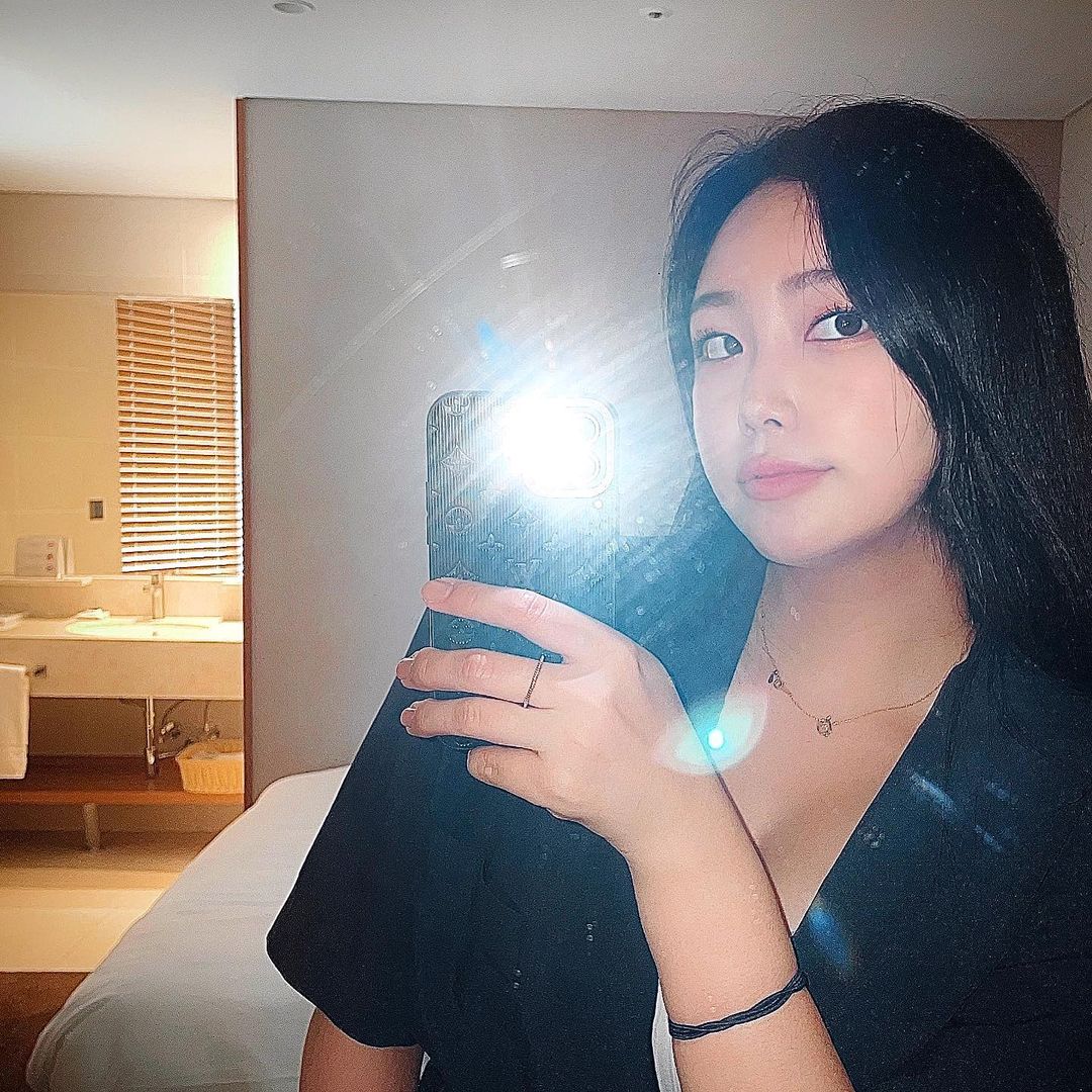 MINJI KIM on Instagram: “#협찬 [누디크] 순스킨 립틴트 워터벨벳 텍스처로 자연스럽게 스며들고, 선명한 컬러로 지속력 끝장난 제품 🧡 . . . . . #틴트추천#워터틴트#쿨톤틴트#틴트#누디크#쿨톤