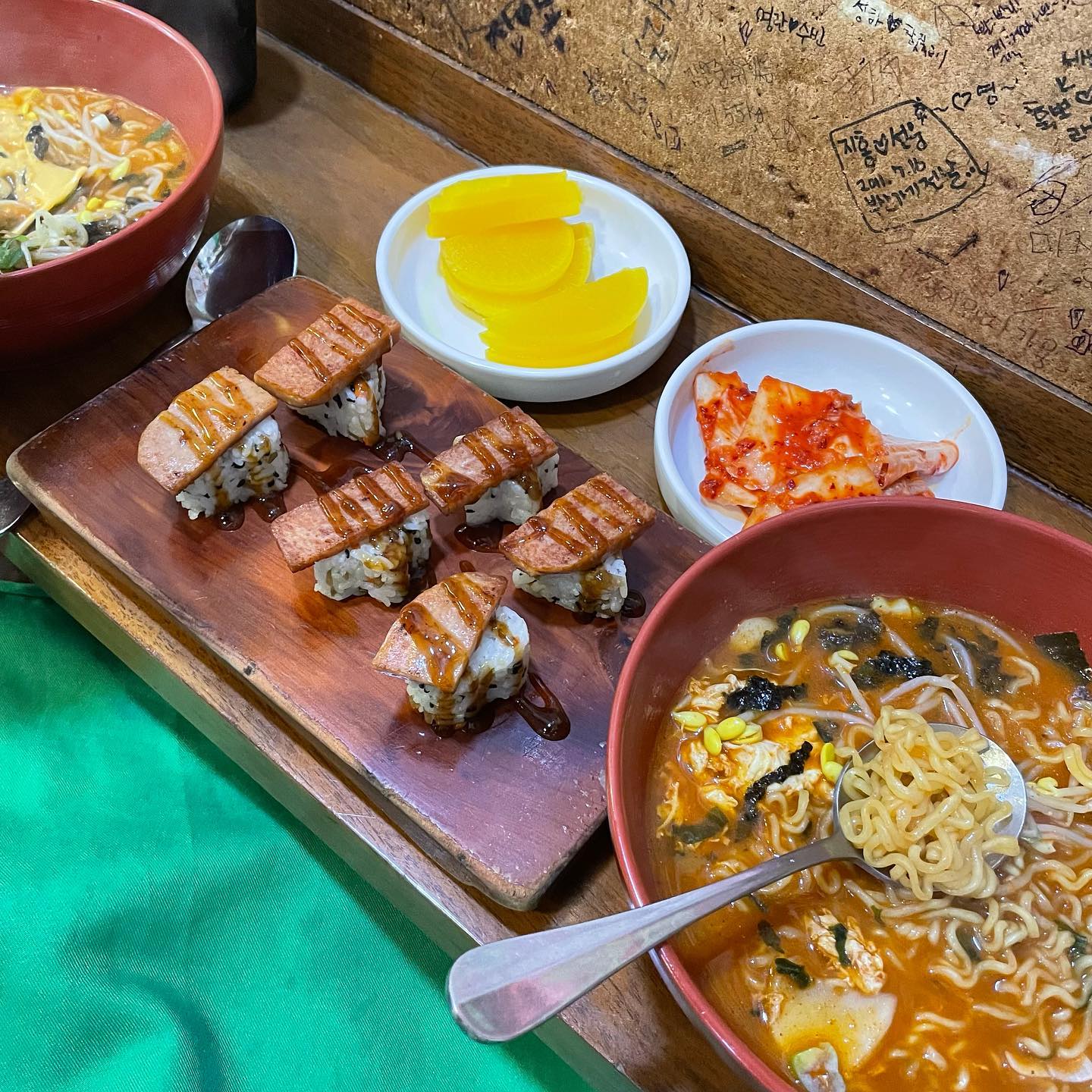 #신림틈새라면 #틈새라면 신림에 위치한 틈새라면🍜매운맛도 선택 가능해서 맵찔이두 가능하다규~!! 맵지만 계속 먹게되는 마성의 국물과 꼬들꼬들한 면이 넘 매력적!👍 틈새라면에서는 주먹밥은 필슈죠!! 같이 주문한 스팸주먹밥도 너무 맛있쪄 🍙

📍서울 관악구 신림로59길 15-13

✔ 자세한 후기는 네이버 '@체리야미' 블로거에서 확인가능합니다 :D

#먹스타그램 #맛스타그램 #먹방스타그램 #맛집 #맛집추천 #맛집스타그램 #집밥 #요리스타그램 #서울 #요리 #데일리푸드 #일상 #먹스타 #인스타푸드 #오늘뭐먹지 #서울맛집 #맛집탐방 #데이트코스 #좋아요반사 #팔로우 #맞팔 #일상스타그램 #오오티디 #food #foodstagram #cook #instafood