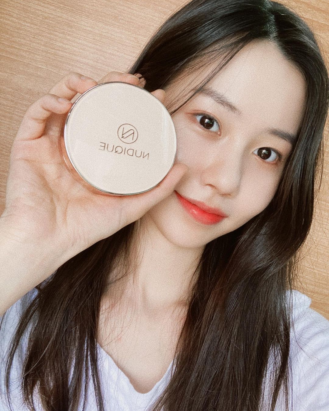 유민 on Instagram: “#협찬 🧡누디크 순살쿠션(반살)🧡 피부 본연을 지켜주는 초유성분이 함유 되어 있어 메이크업을 하는 중에도 피부 장벽 과 피부균형을 강하게 만들어 건강한 피부로 만
